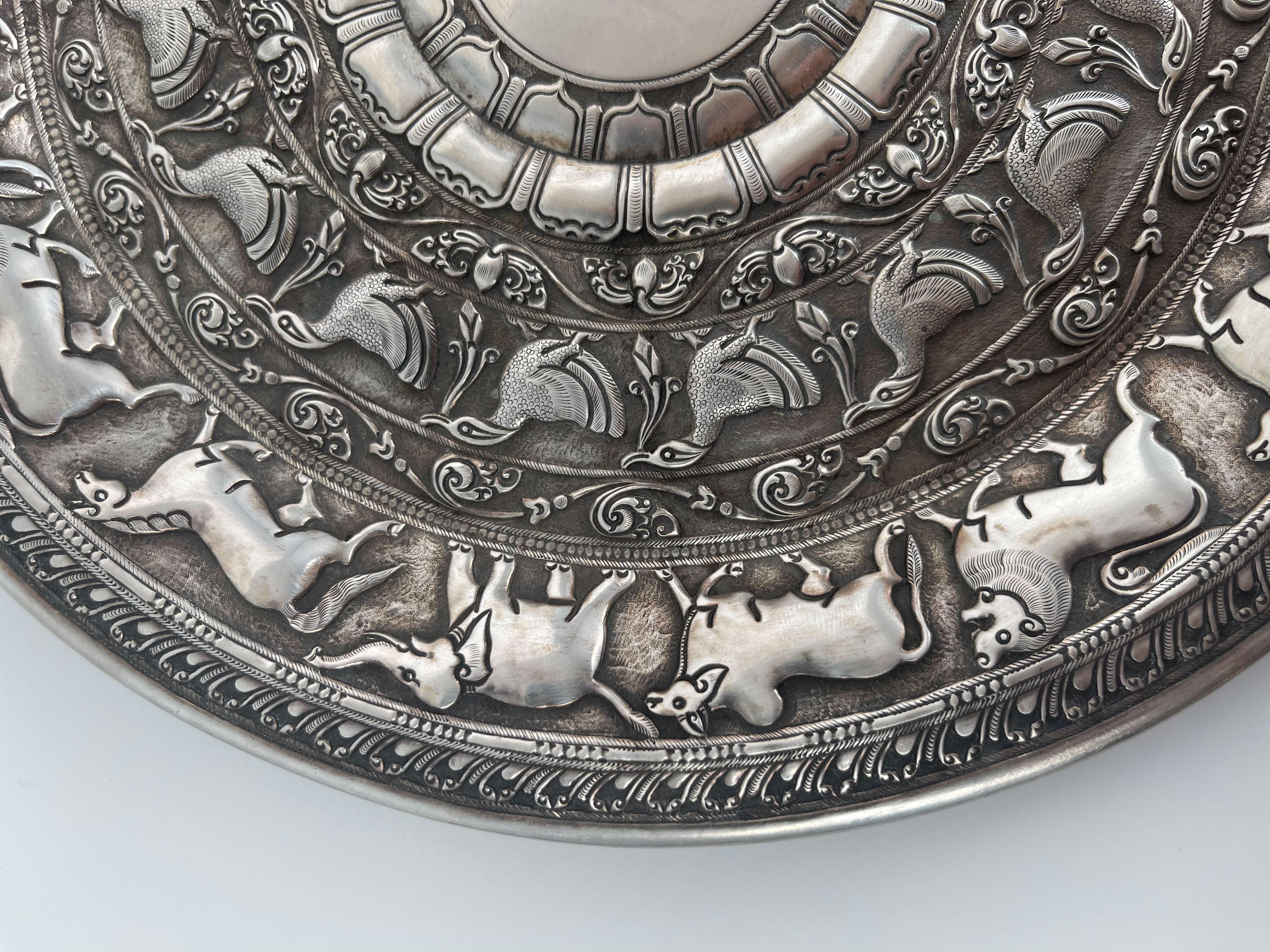An Indian Silver Hand Made Chisiled Decorative Plate. India, 20th Century In Good Condition For Sale In Pasadena, CA