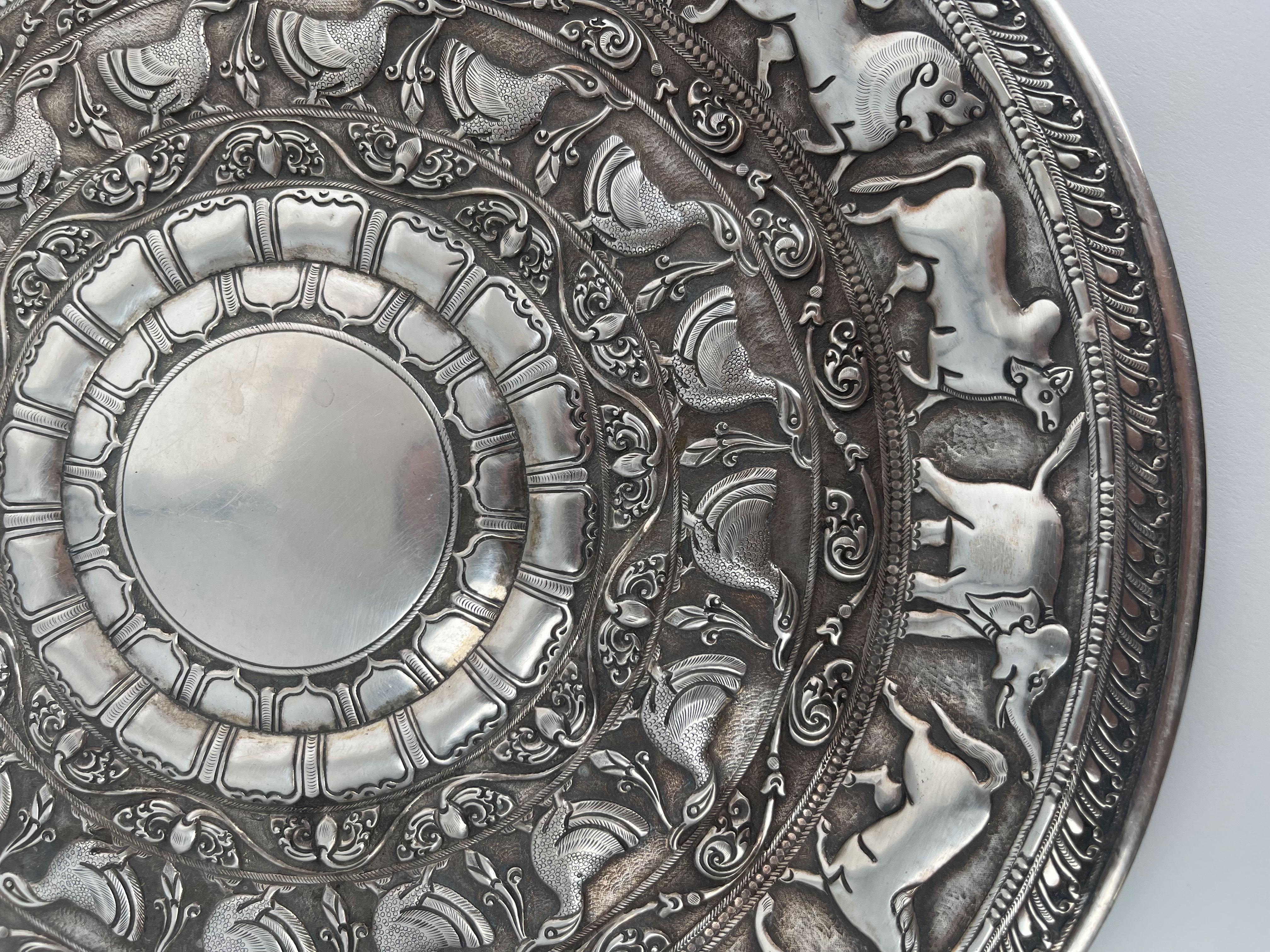 An Indian Silver Hand Made Chisiled Decorative Plate. India, 20th Century In Good Condition For Sale In Pasadena, CA