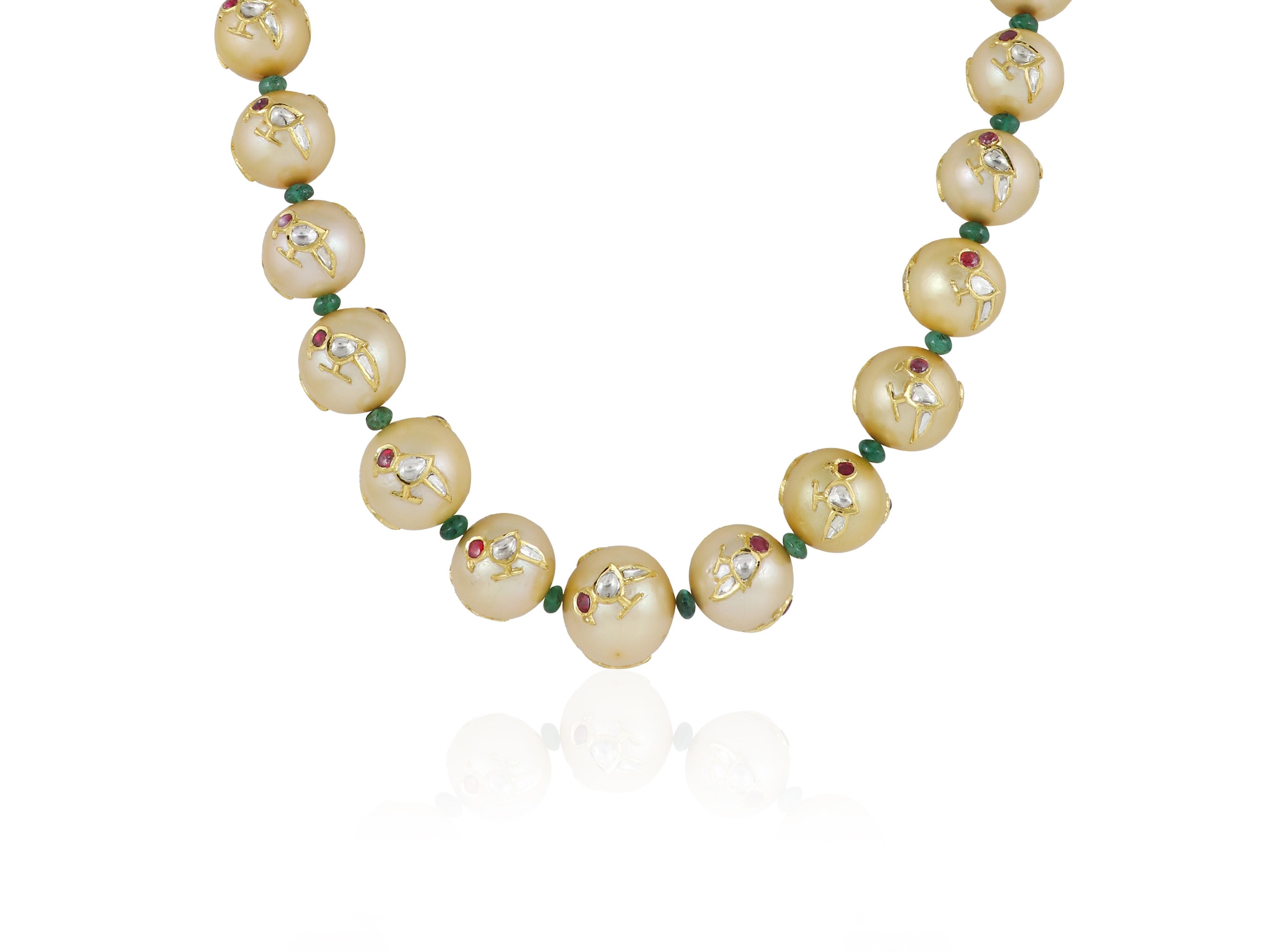 Un collar indio de perlas de los Mares del Sur con incrustaciones de oro de 24 quilates, diamantes, rubíes y esmeraldas en Nuevo estado para la venta en Bangkok,, TH