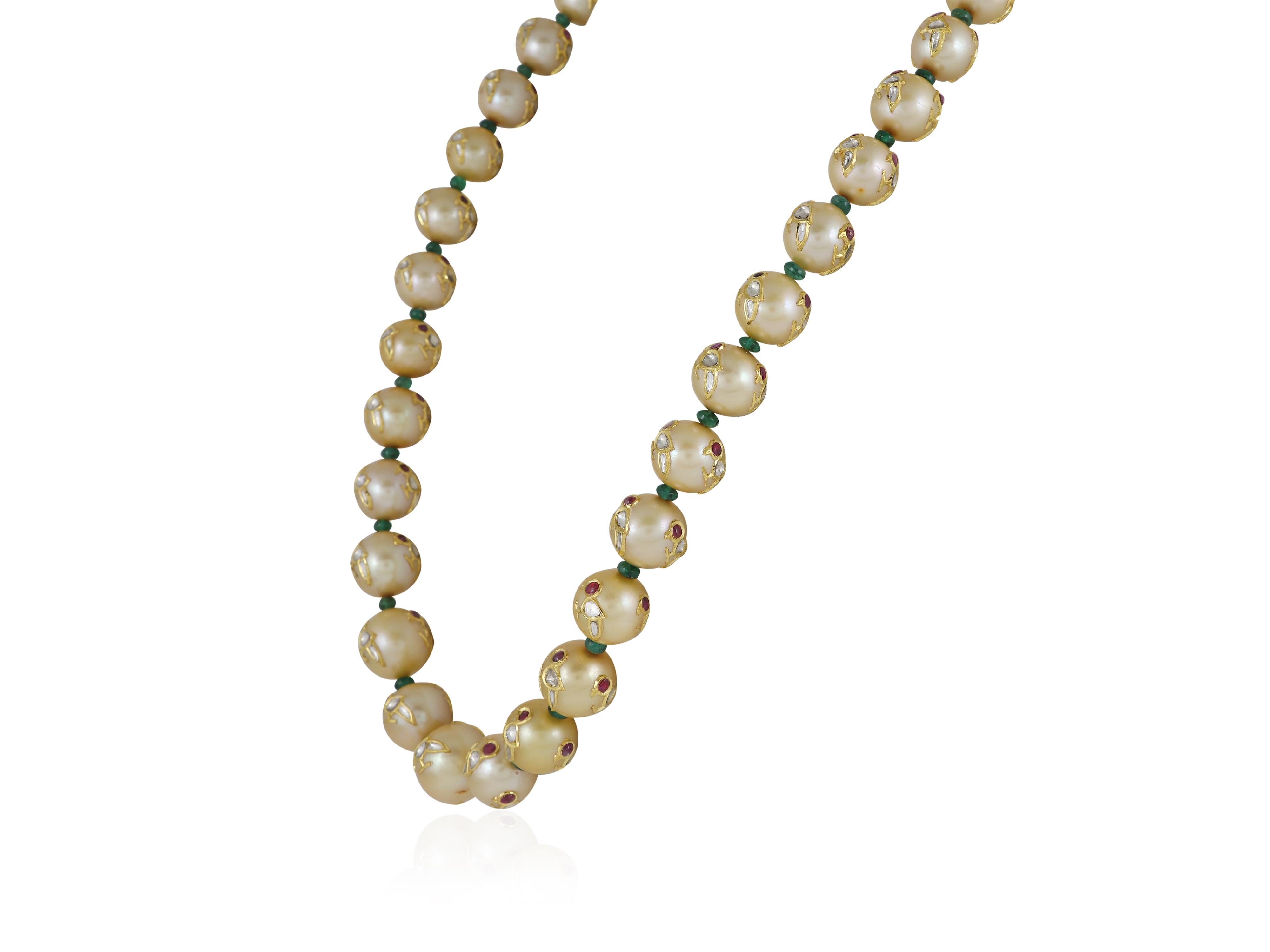 De las mujeres Un collar indio de perlas de los Mares del Sur con incrustaciones de oro de 24 quilates, diamantes, rubíes y esmeraldas en venta