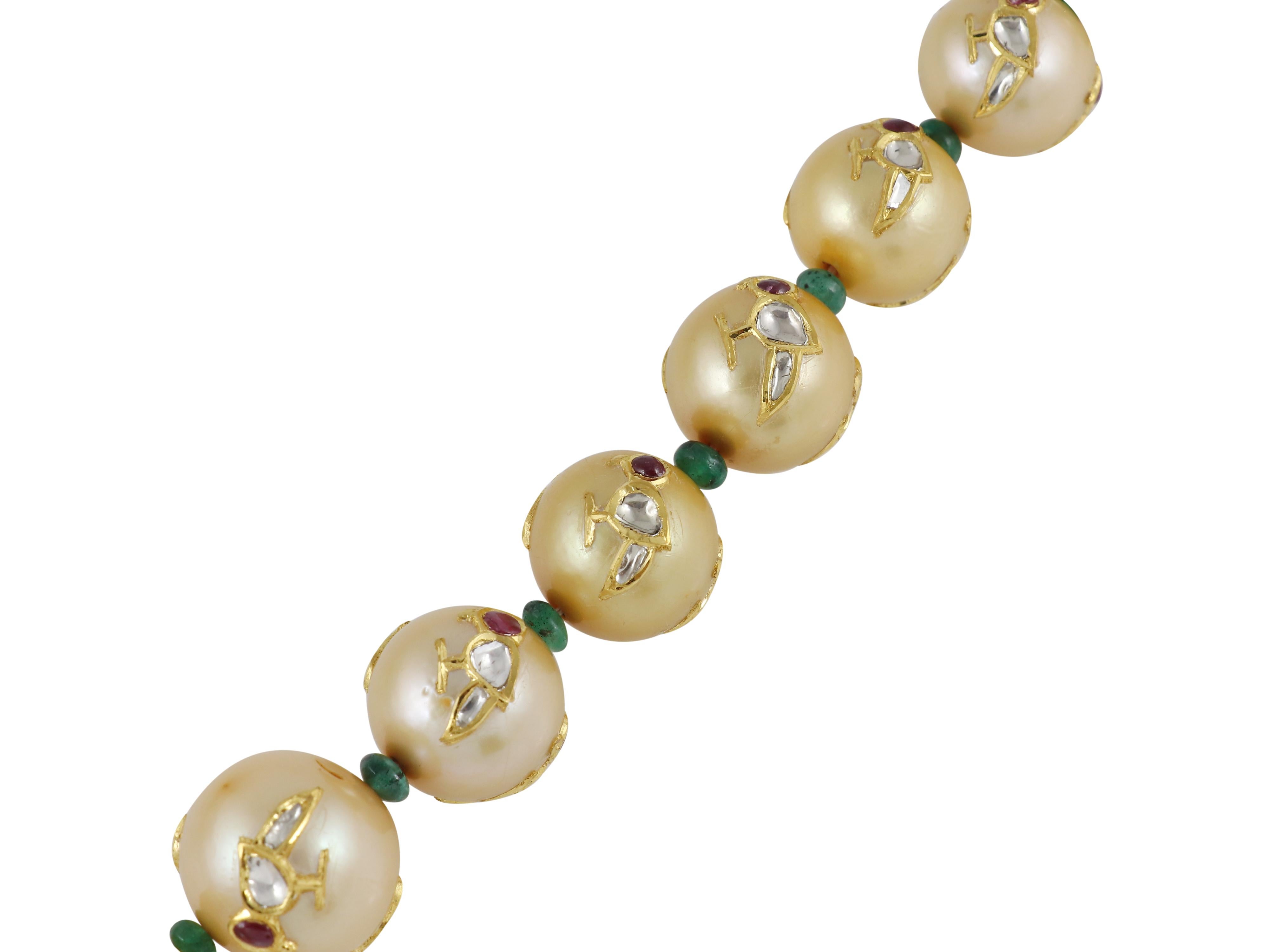 Un collar indio de perlas de los Mares del Sur con incrustaciones de oro de 24 quilates, diamantes, rubíes y esmeraldas en venta 1