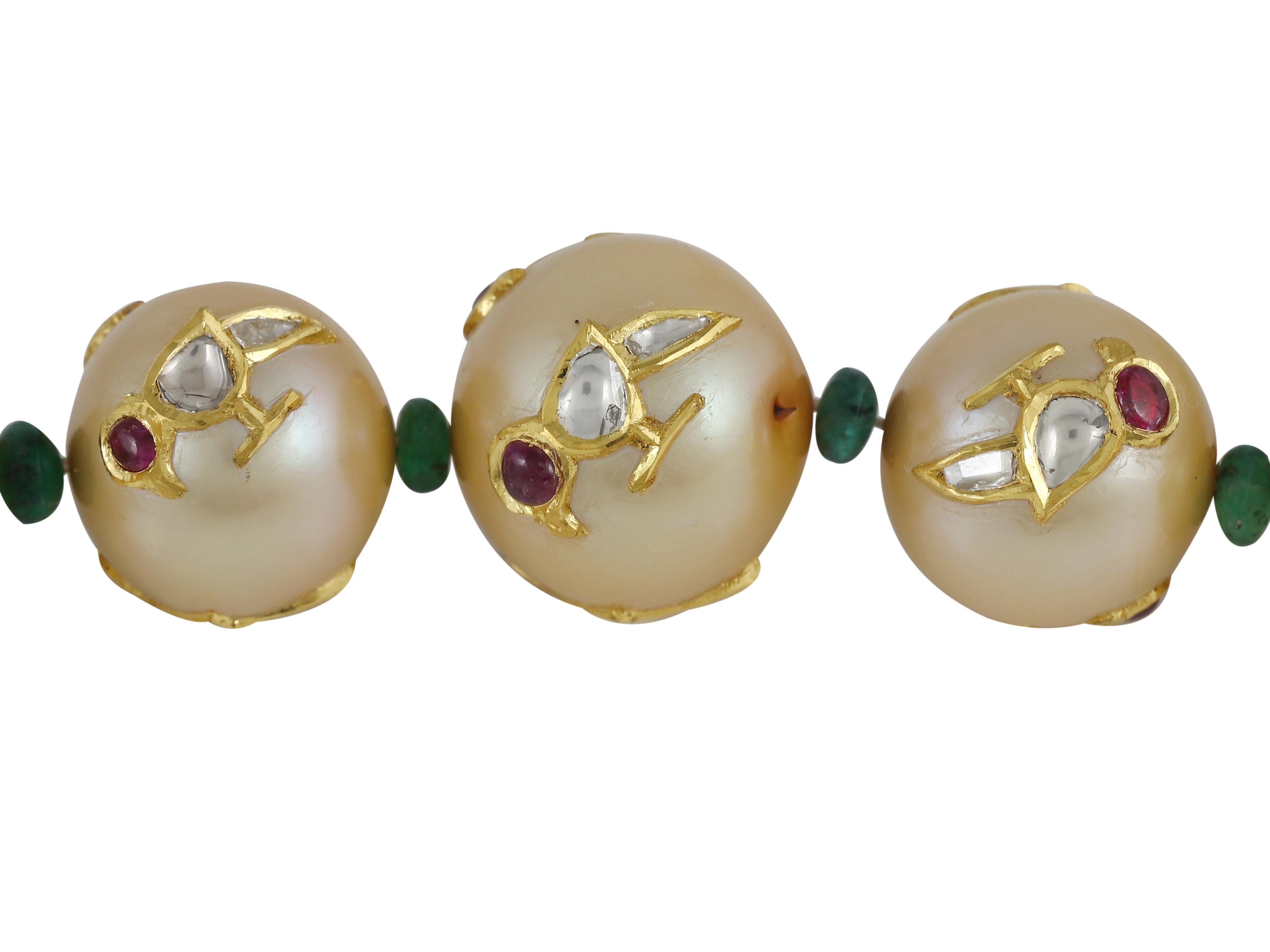Un collar indio de perlas de los Mares del Sur con incrustaciones de oro de 24 quilates, diamantes, rubíes y esmeraldas en venta 2