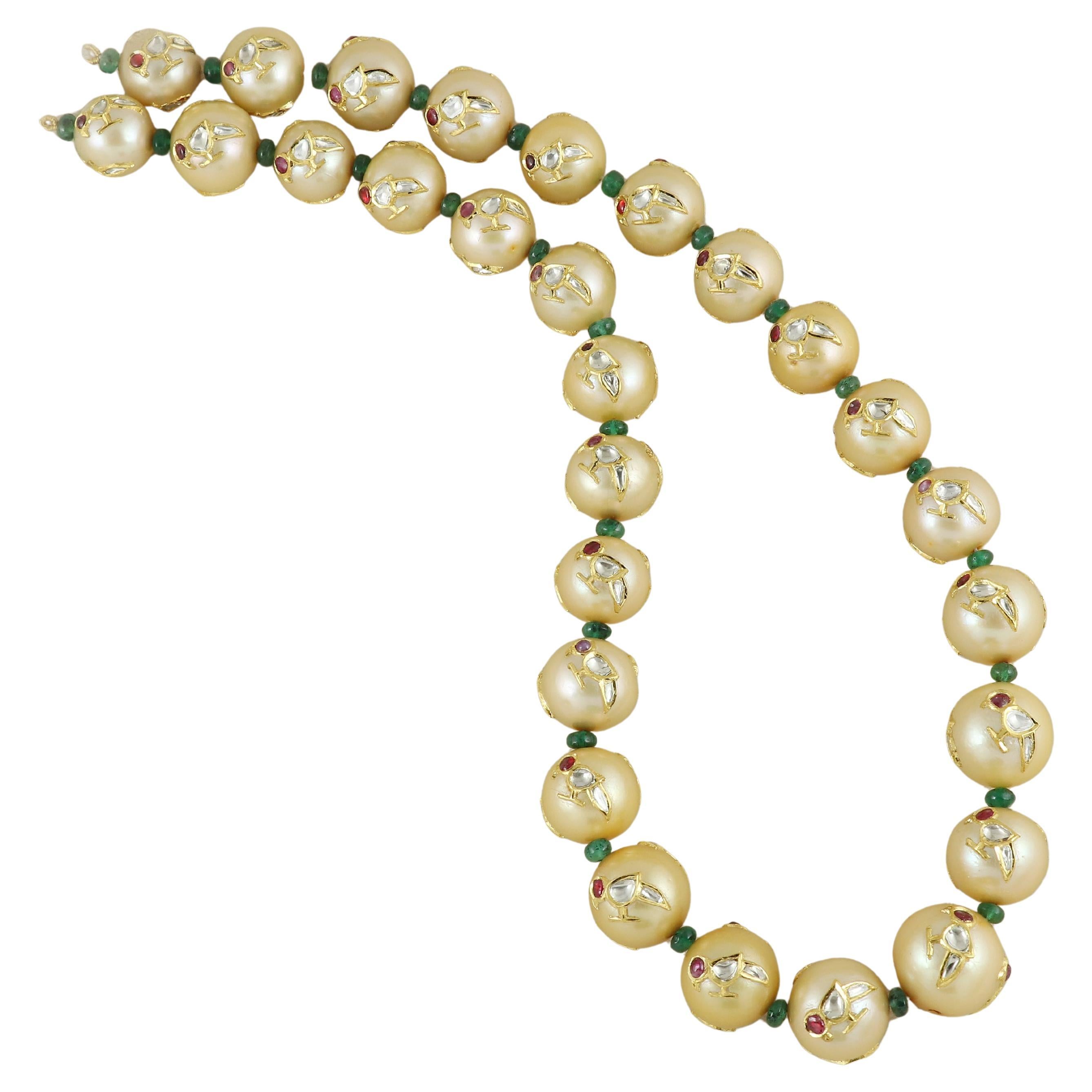 Un collar indio de perlas de los Mares del Sur con incrustaciones de oro de 24 quilates, diamantes, rubíes y esmeraldas en venta