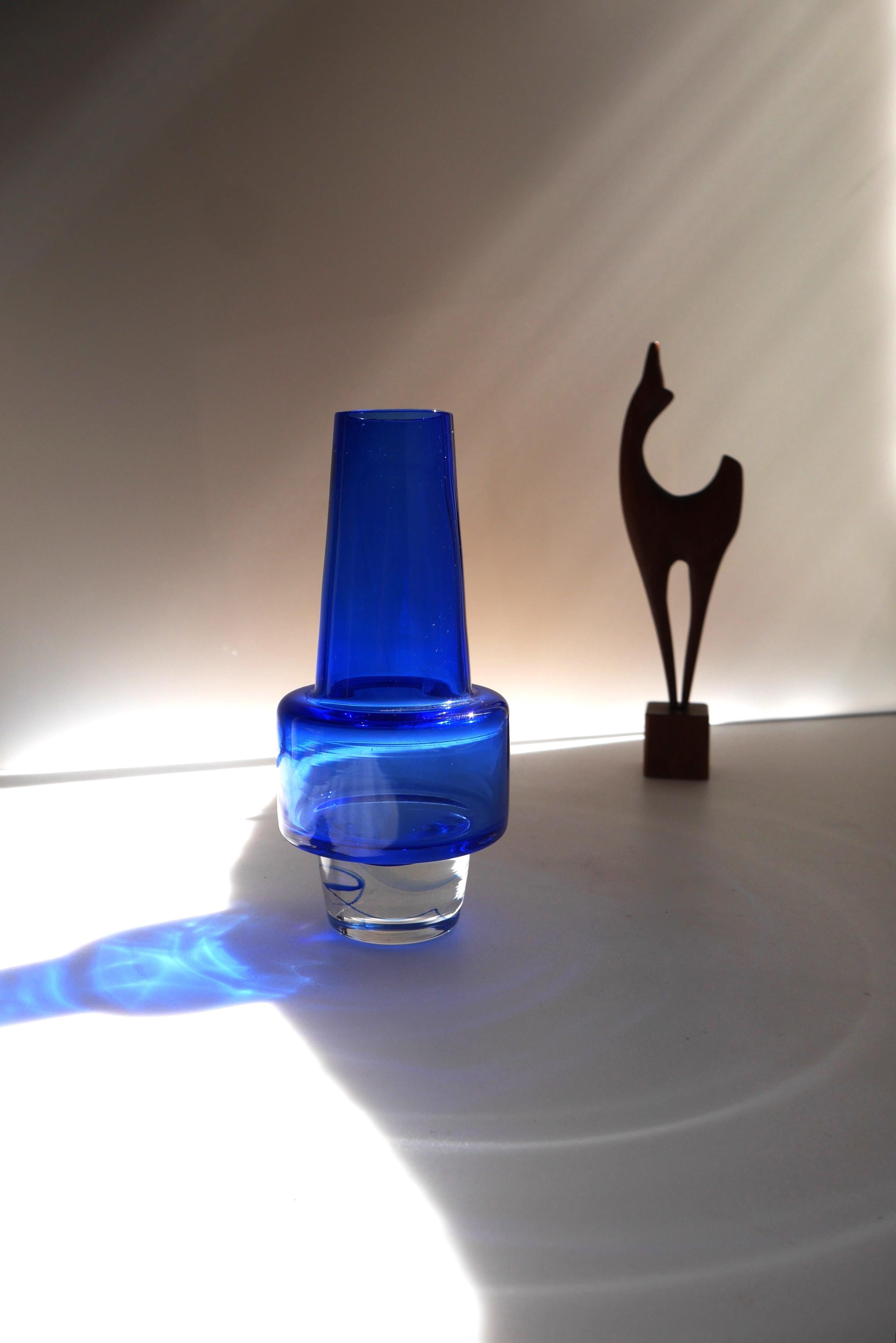 Un fantastique vase en verre bleu profond ou bleu indigo connu sous le nom de vase 