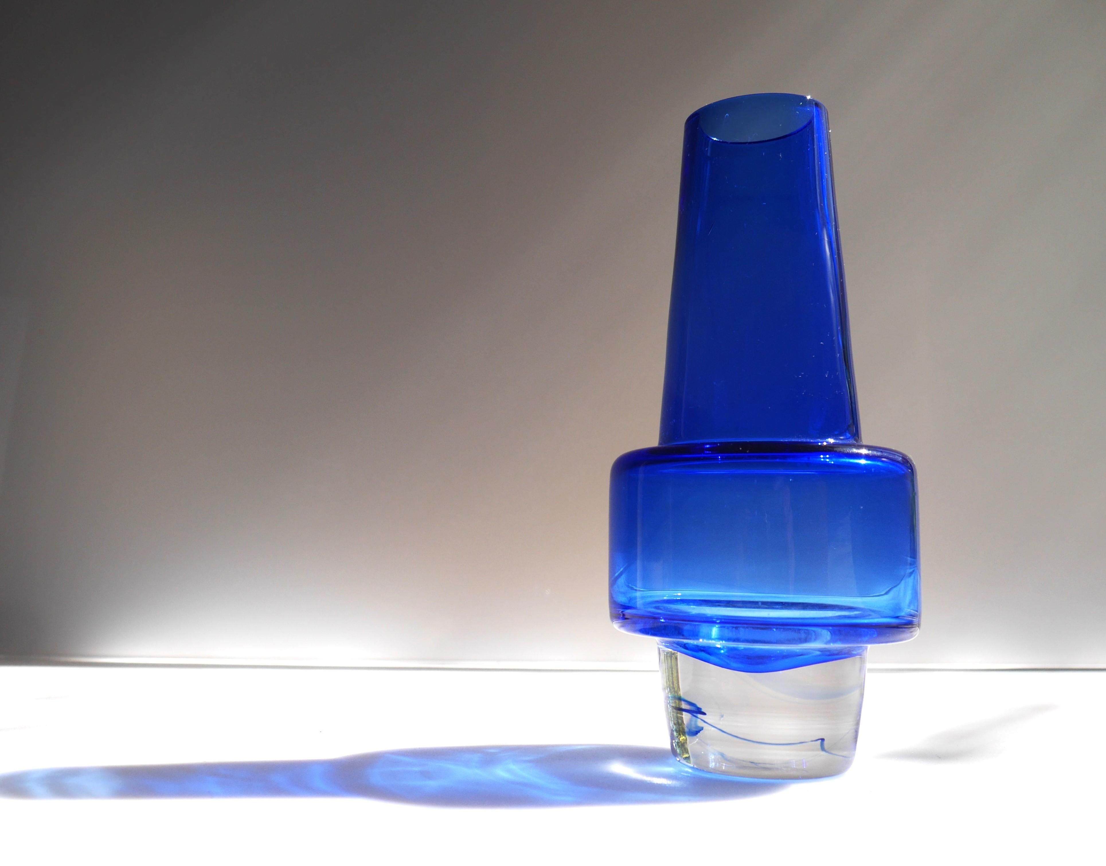 An Indigo Blue 'Rocket' Vase by Inge Samuelsson, Sea Glassbruk In Good Condition For Sale In Skarpnäck, SE