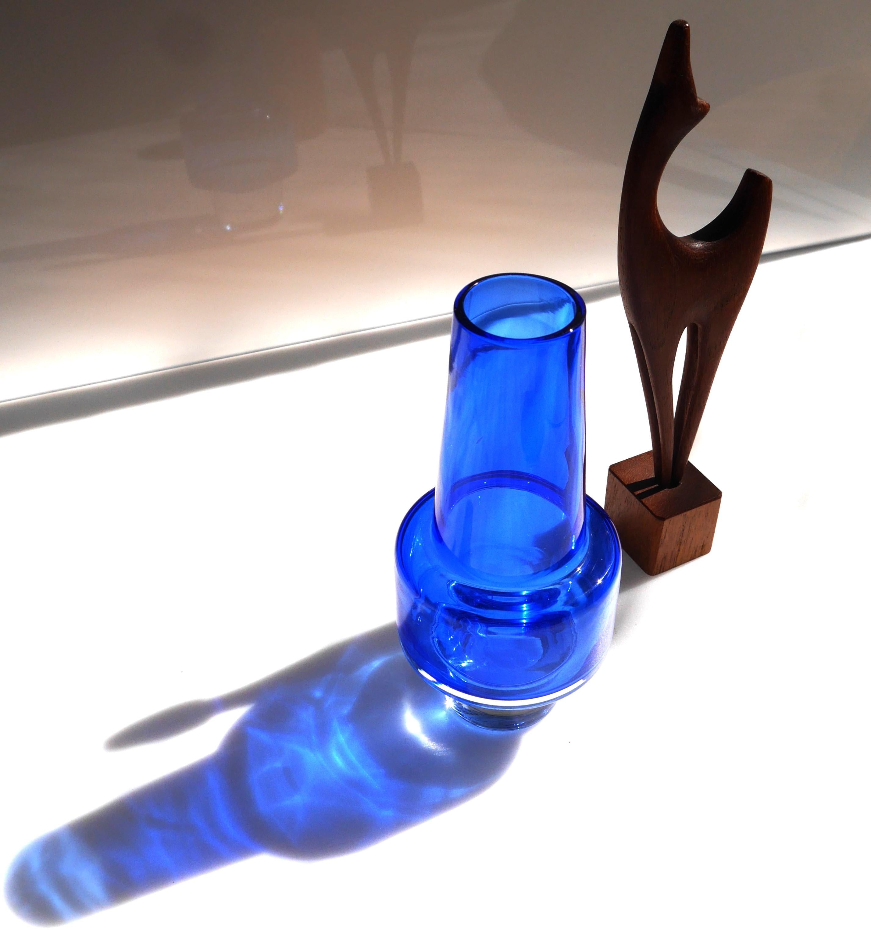 Milieu du XXe siècle Vase Rocket bleu indigo d'Inge Samuelsson, Sea Glassbruk en vente