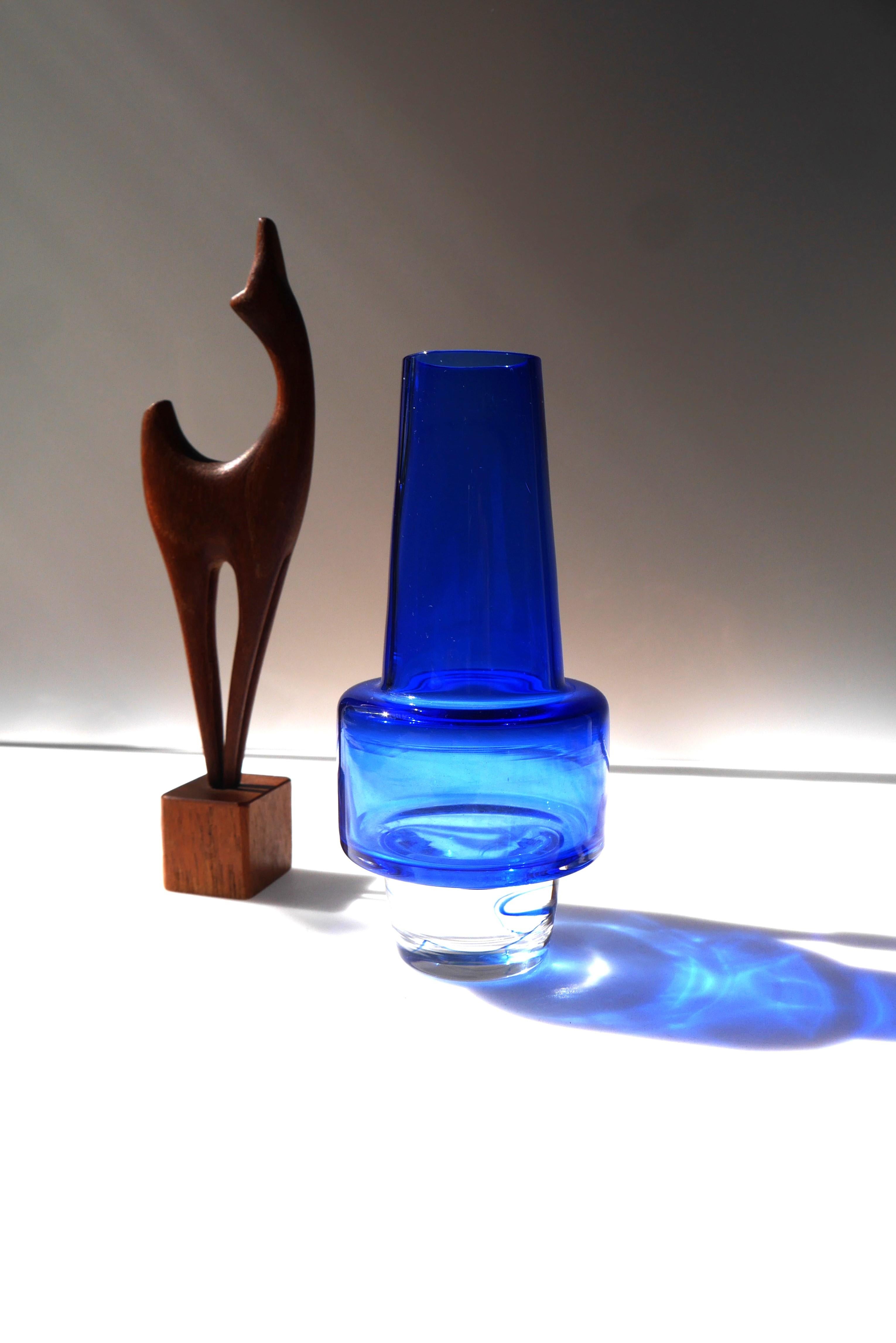 Verre d'art Vase Rocket bleu indigo d'Inge Samuelsson, Sea Glassbruk en vente