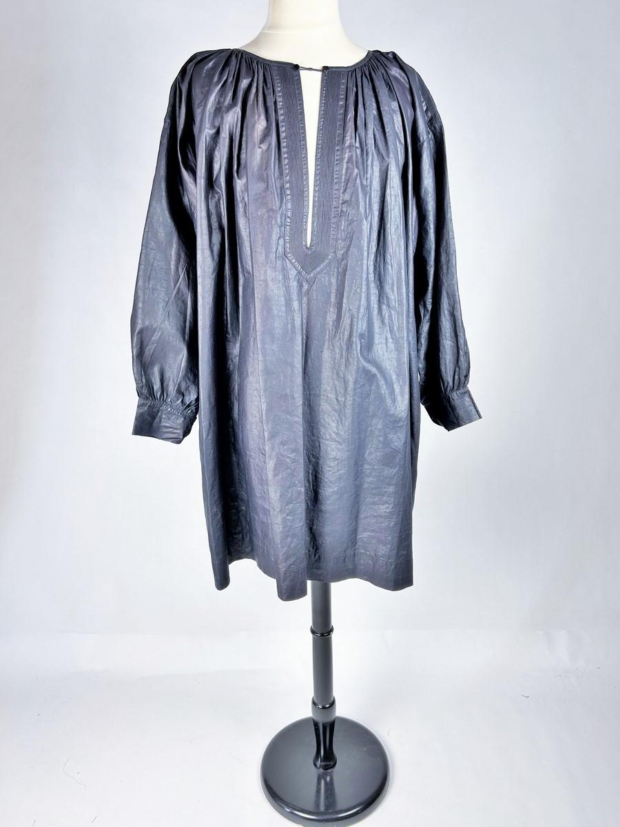 An indigo dyed glazed cotton peasant Blouse - France Circa 1850/1900 For Sale 3