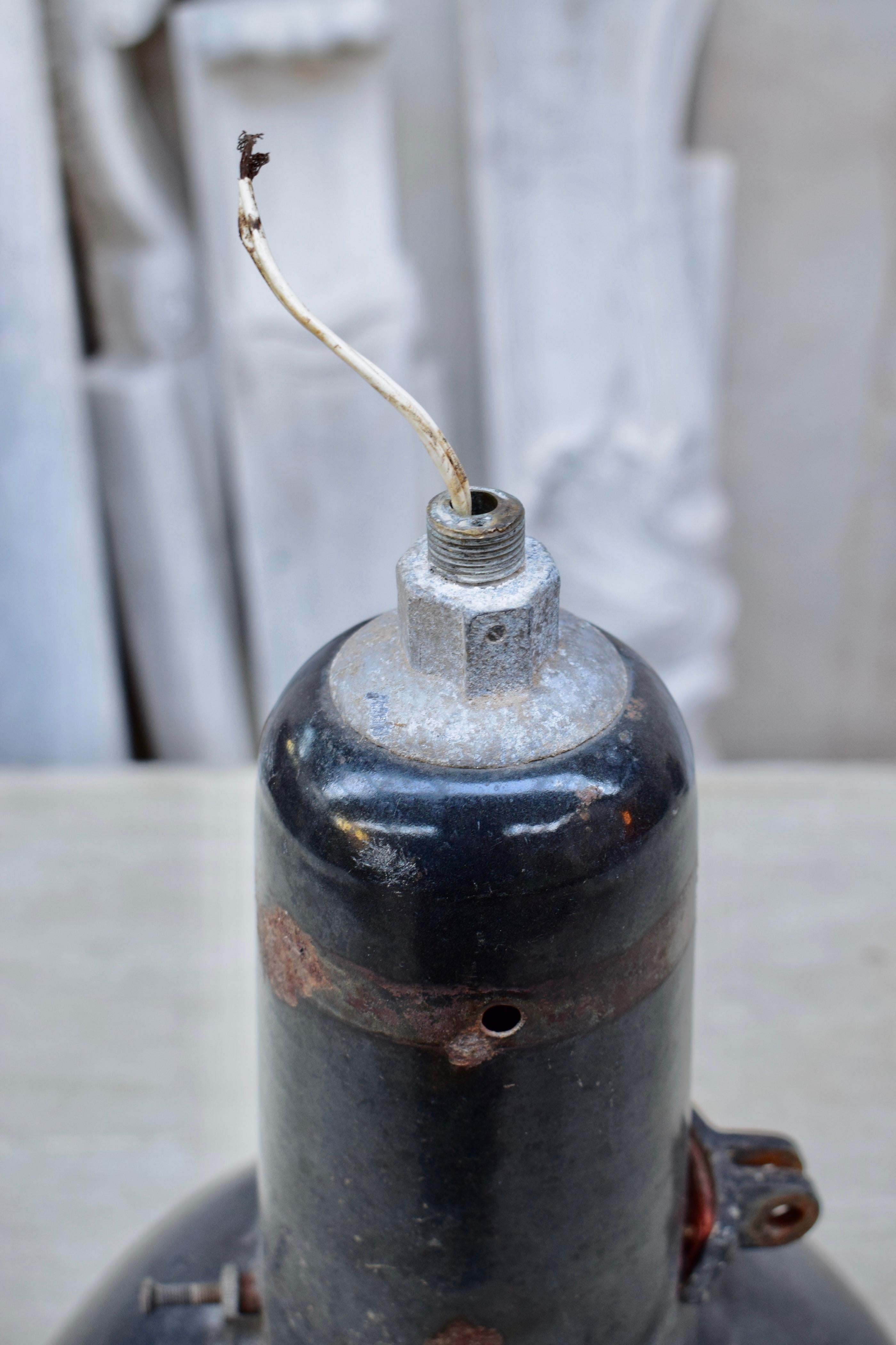 Industrial Black Enamel Hanging Lamp, circa 1930s In Good Condition For Sale In Vulpellac, Girona