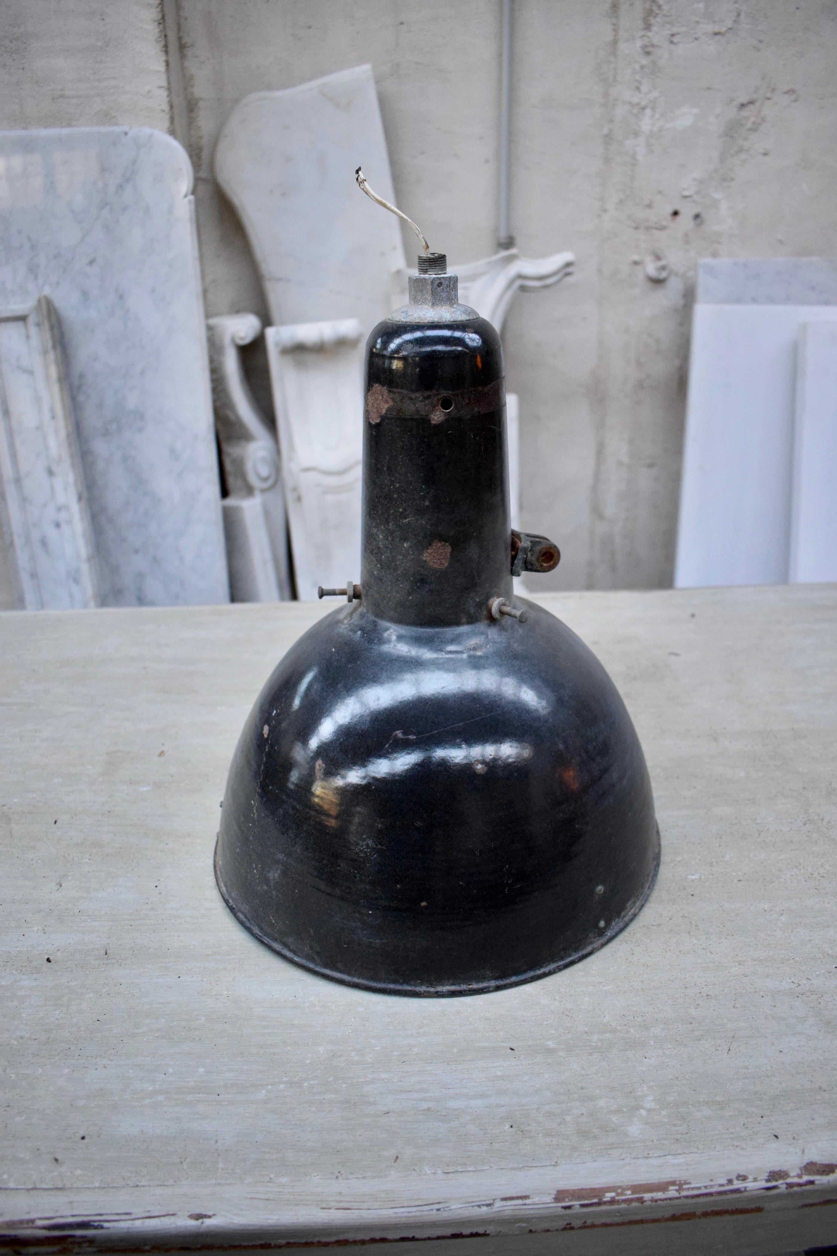 Metà XX secolo Lampada a sospensione industriale in smalto nero, anni '30 circa in vendita