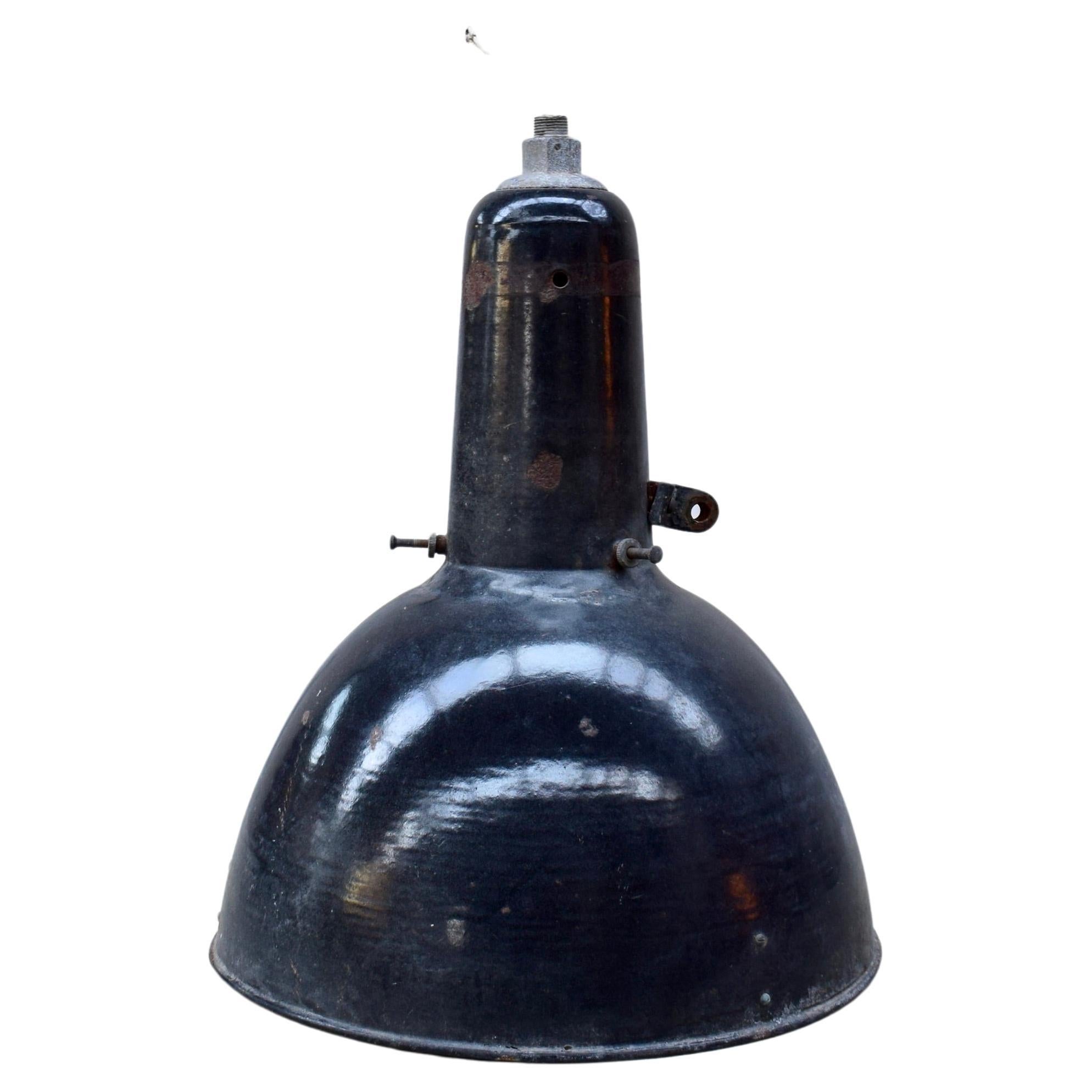 Lampe à suspension industrielle en émail noir, circa 1930
