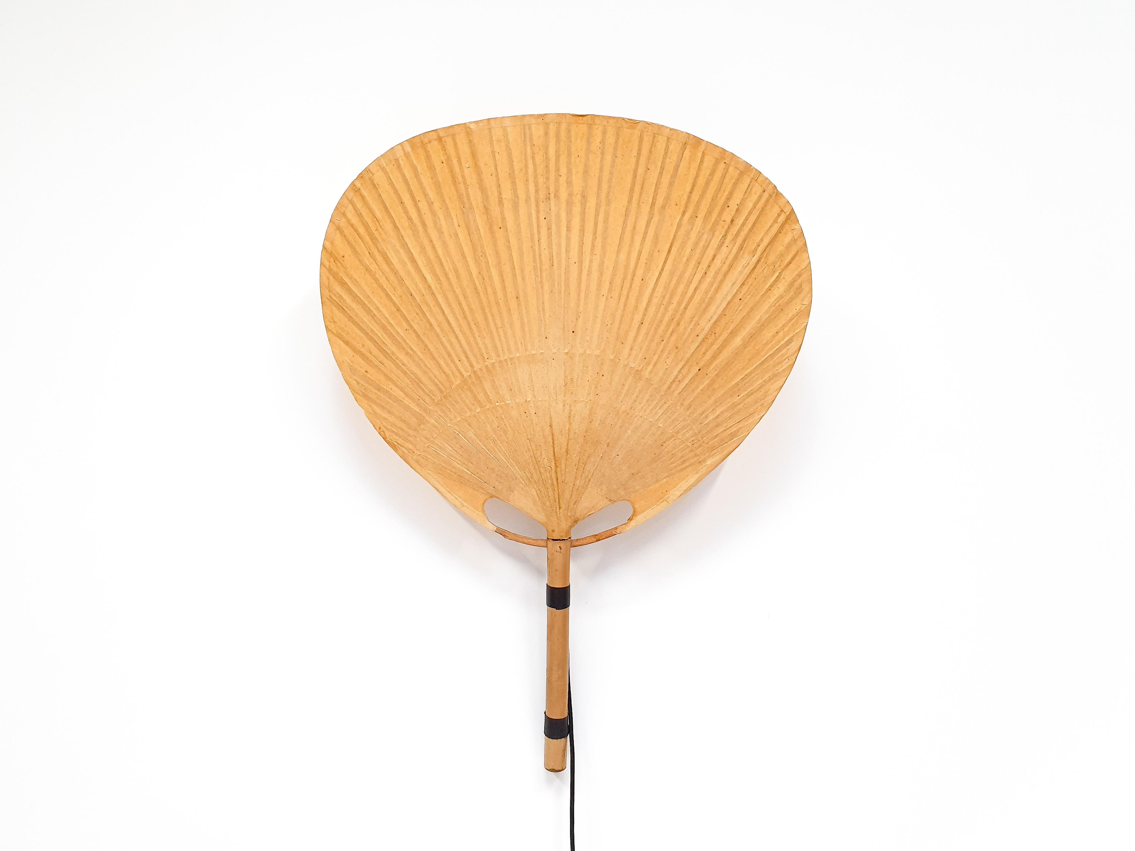 Eine 'Uchiwa' Wandleuchte von Ingo Maurer für M Design in den 1970er Jahren. 

Uchiwa-Lampen wurden aus Bambus:: Weide und japanischem Reispapier handgefertigt. 

Die Leuchte wird an einem einzigen Nagel aufgehängt und strahlt:: wenn sie leuchtet::