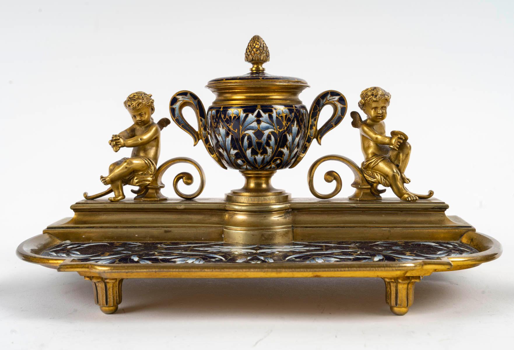Ein ormoliertes, emailliertes und cloisonniertes Tintenfass und zwei Kerzenständer aus dem 19. Jahrhundert, Periode Napoleon III.

Ein Tintenfass aus Ormolu, Cloisonné und Emaille mit zwei Kerzenhaltern aus dem 19. Jahrhundert, Periode Napoleon