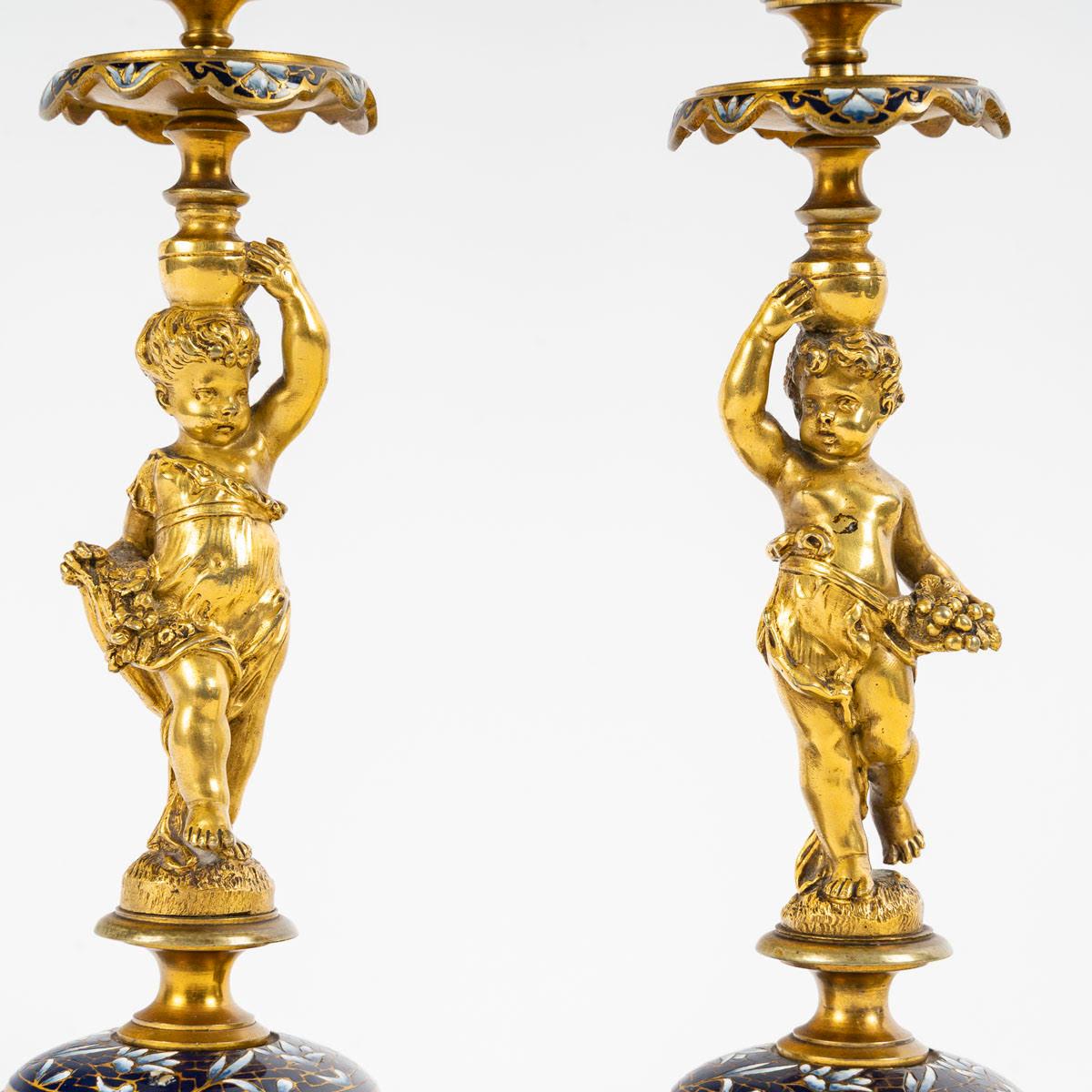 Ein Tintenfass und zwei Kerzenständer aus dem 19. Jahrhundert, Napoleon III.-Periode. (Bronze) im Angebot