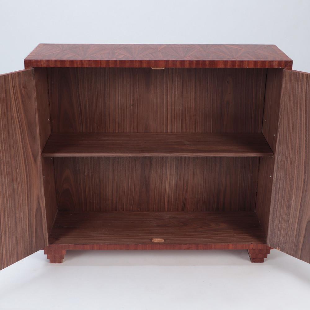 Ein eingelegter Schrank in der Art von Jean-Michel Frank. Zeitgenössisch. (Moderne der Mitte des Jahrhunderts) im Angebot