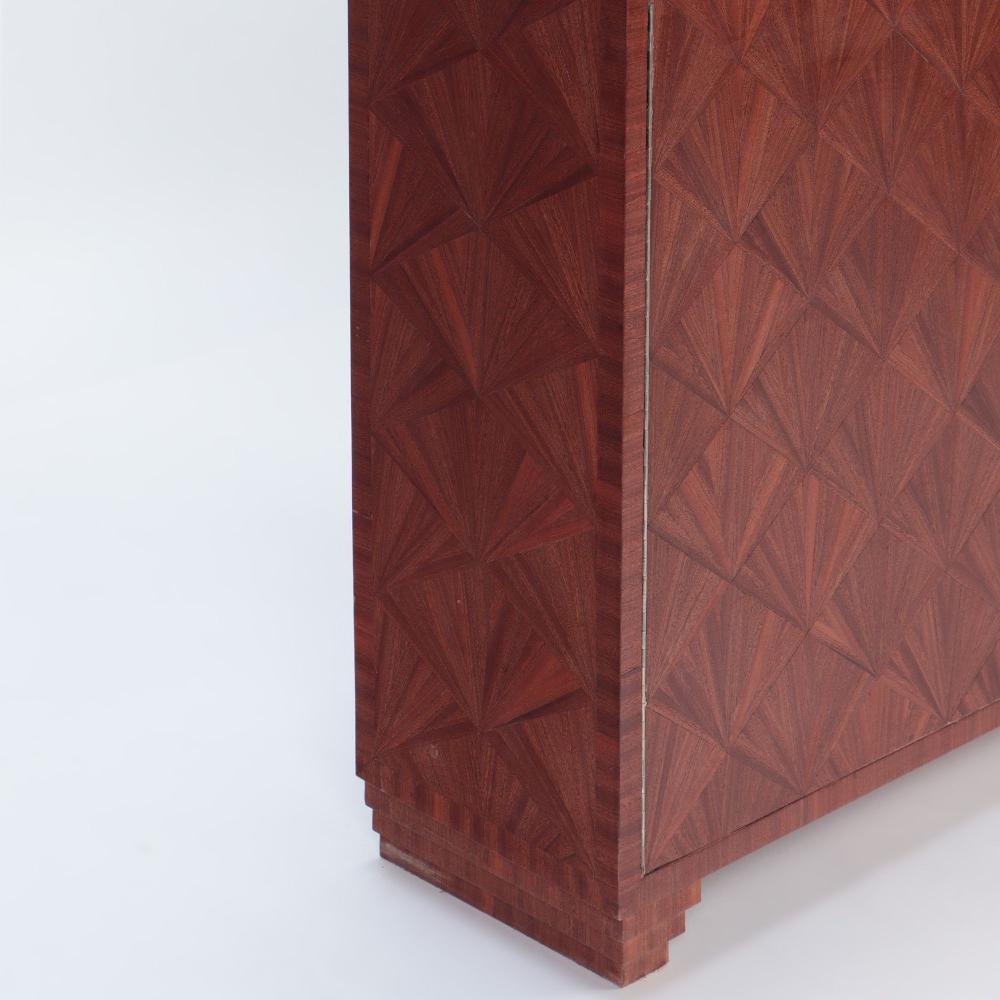 Ein eingelegter Schrank in der Art von Jean-Michel Frank. Zeitgenössisch. im Zustand „Gut“ im Angebot in Philadelphia, PA