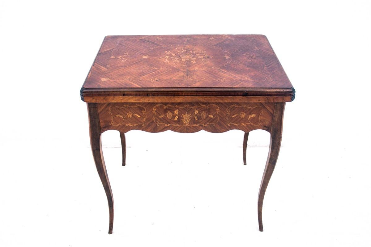 Une table incrustée - un jeu de cartes, France, vers 1900.

Très bon état.

Bois : Noyer

Dimensions : Hauteur 76 cm largeur 74 cm profondeur 52/104 cm.