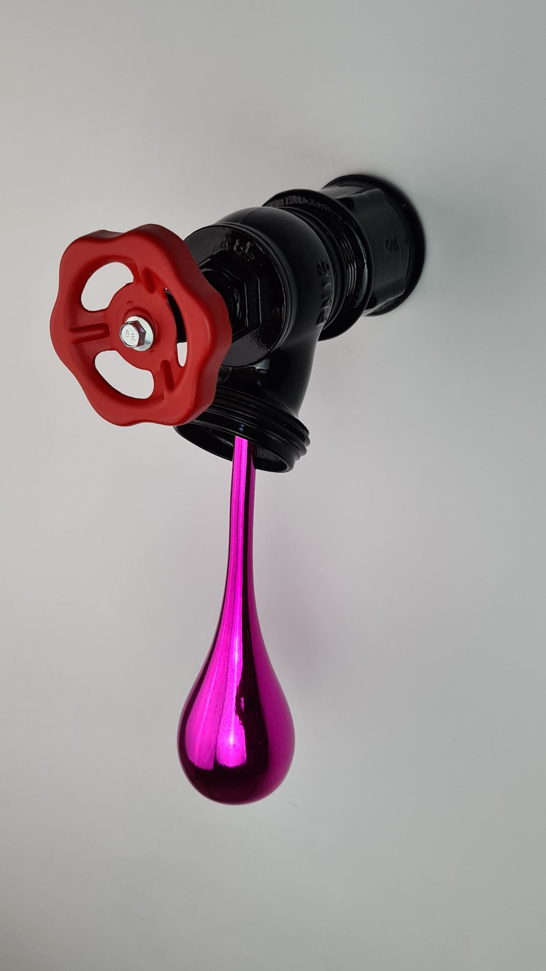 „An Instant Sudden“, 2021, Wand-Hausschmuck, handgefertigt in Italien, schwarz Fucsia Ldt. (Eloxiert) im Angebot