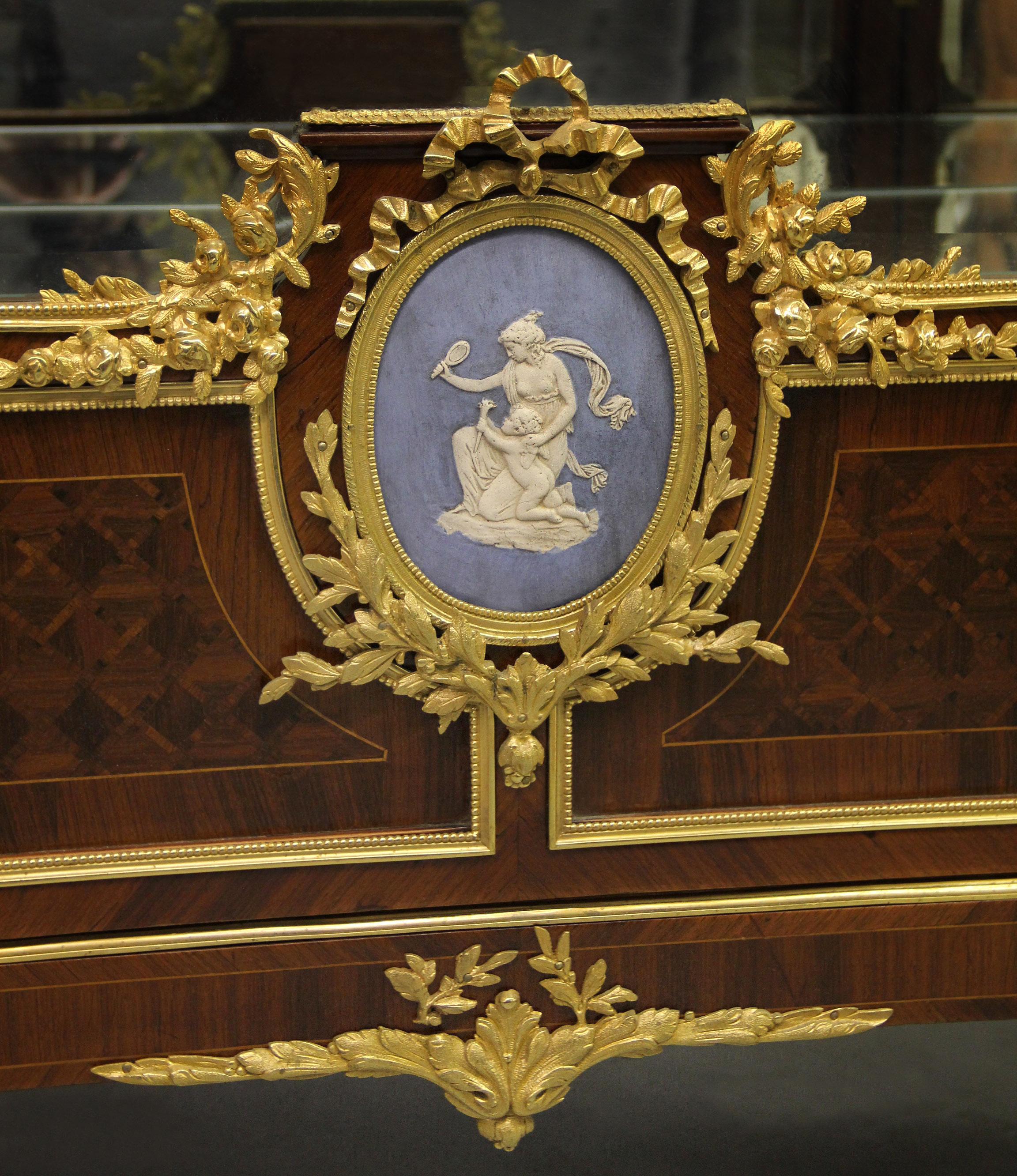 Belle Époque Vitrine intéressante du 19ème siècle en bronze doré et parqueterie de Wedgwood montée en vente