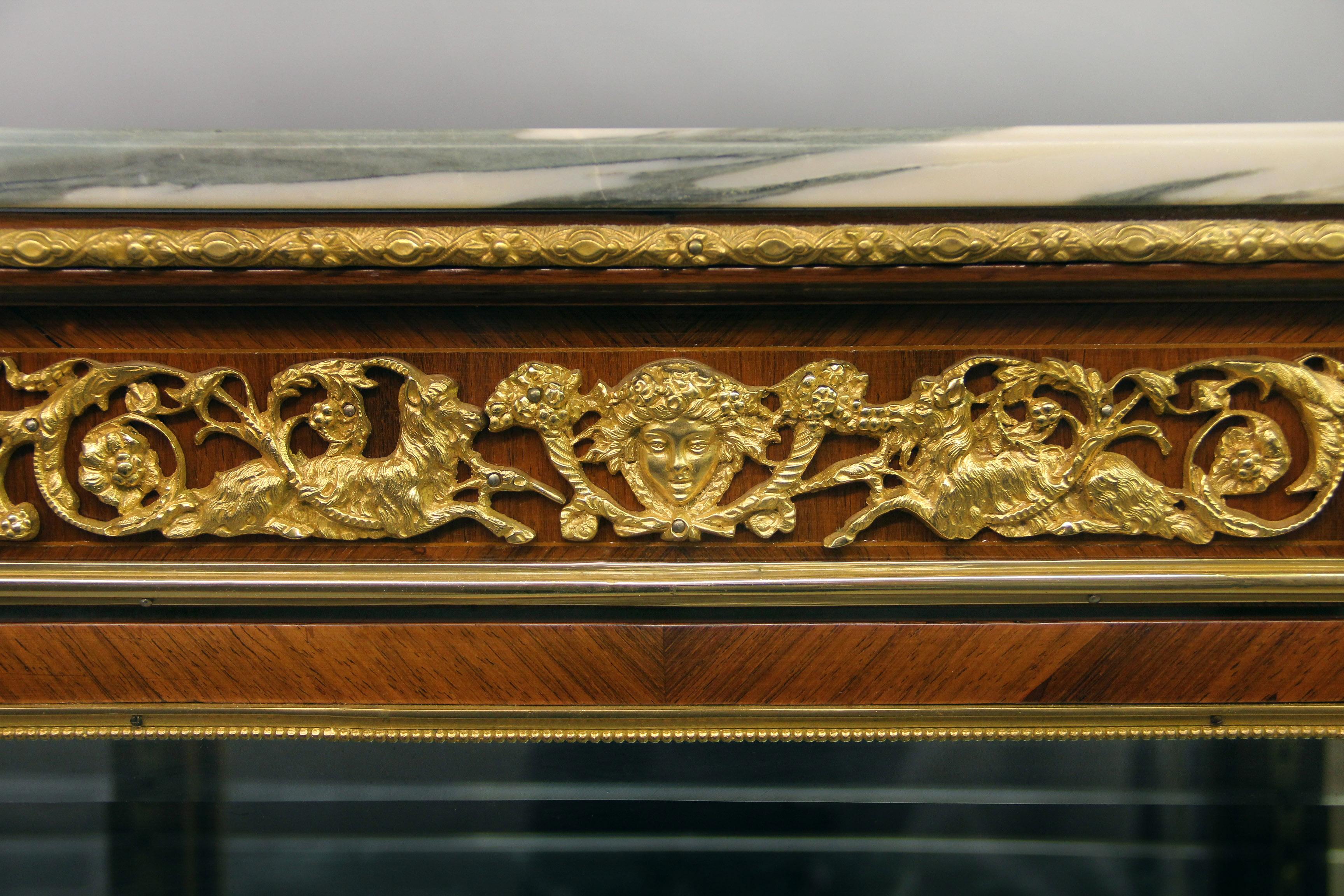 Français Vitrine intéressante du 19ème siècle en bronze doré et parqueterie de Wedgwood montée en vente
