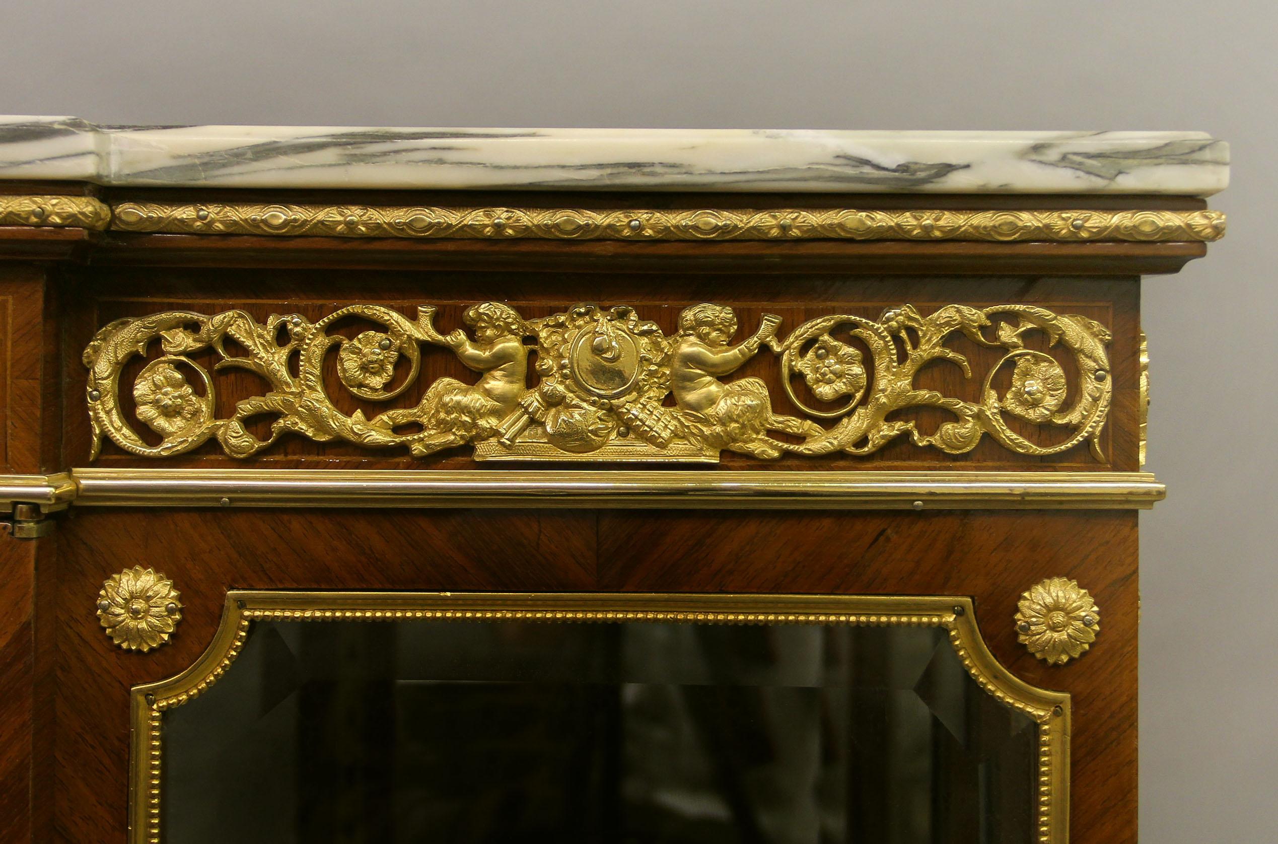 Vitrine intéressante du 19ème siècle en bronze doré et parqueterie de Wedgwood montée Bon état - En vente à Long Island City, NY