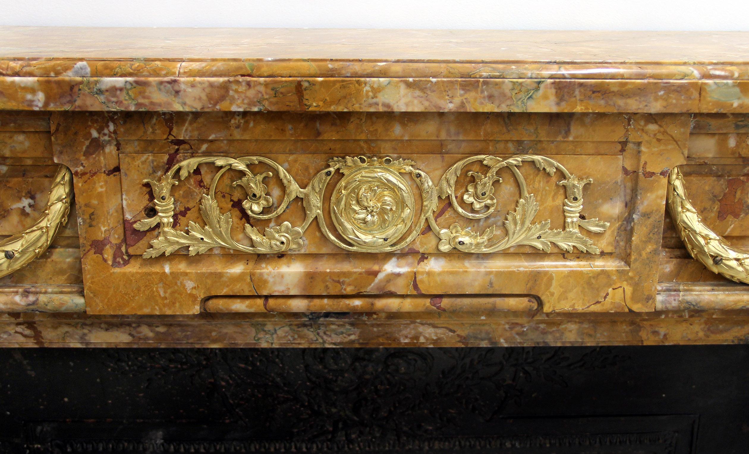 Belle Époque Intéressante cheminée en marbre Giallo di Siena montée sur bronze doré du 19ème siècle en vente