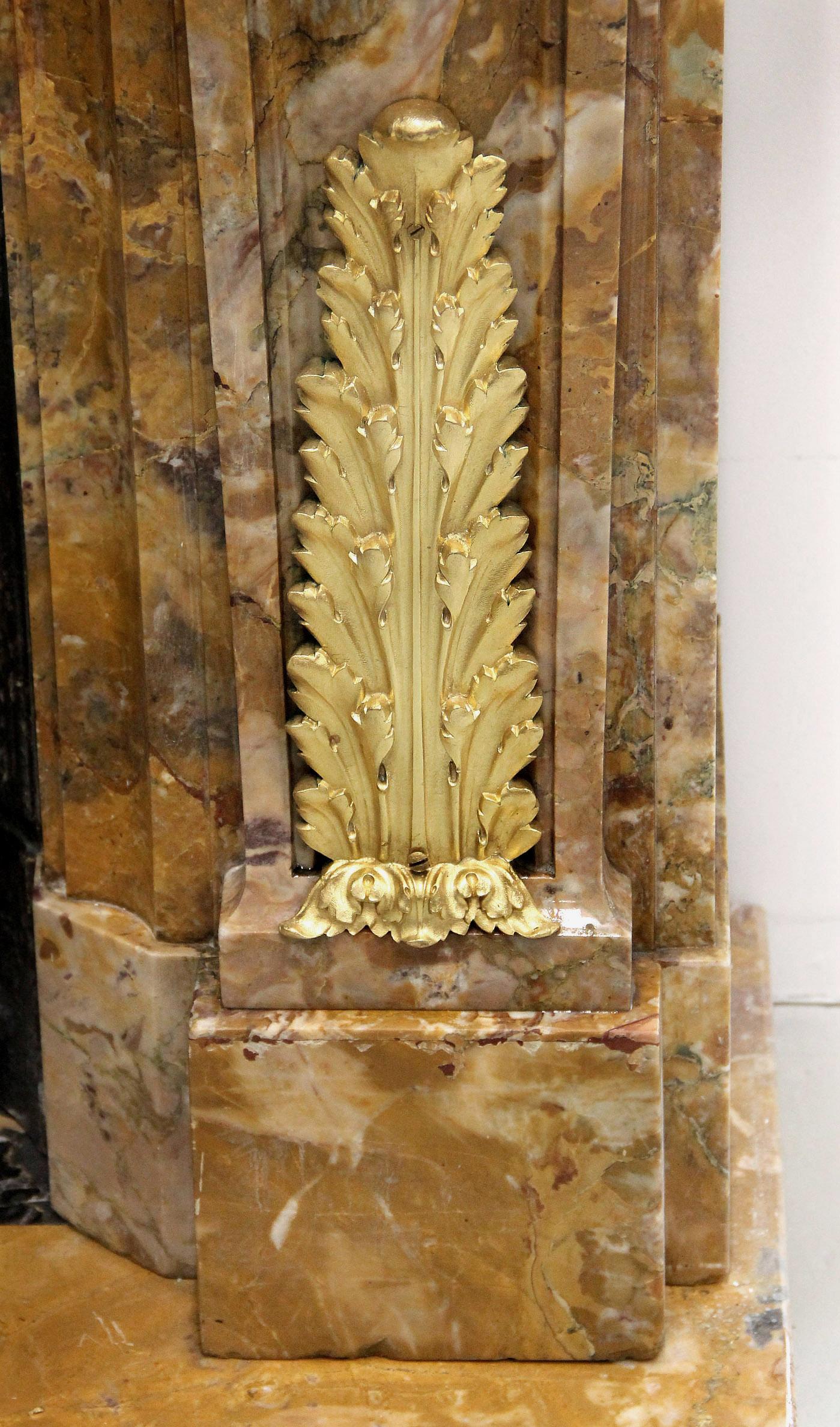 Intéressante cheminée en marbre Giallo di Siena montée sur bronze doré du 19ème siècle Bon état - En vente à Long Island City, NY