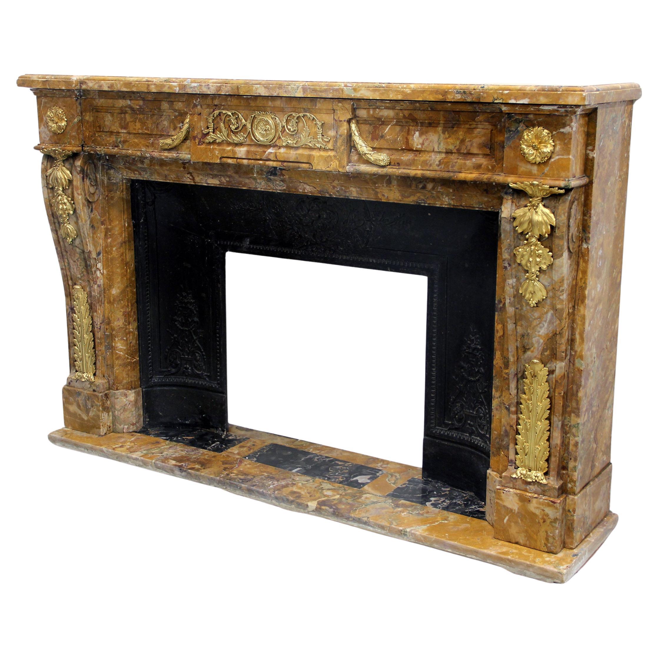 Intéressante cheminée en marbre Giallo di Siena montée sur bronze doré du 19ème siècle en vente