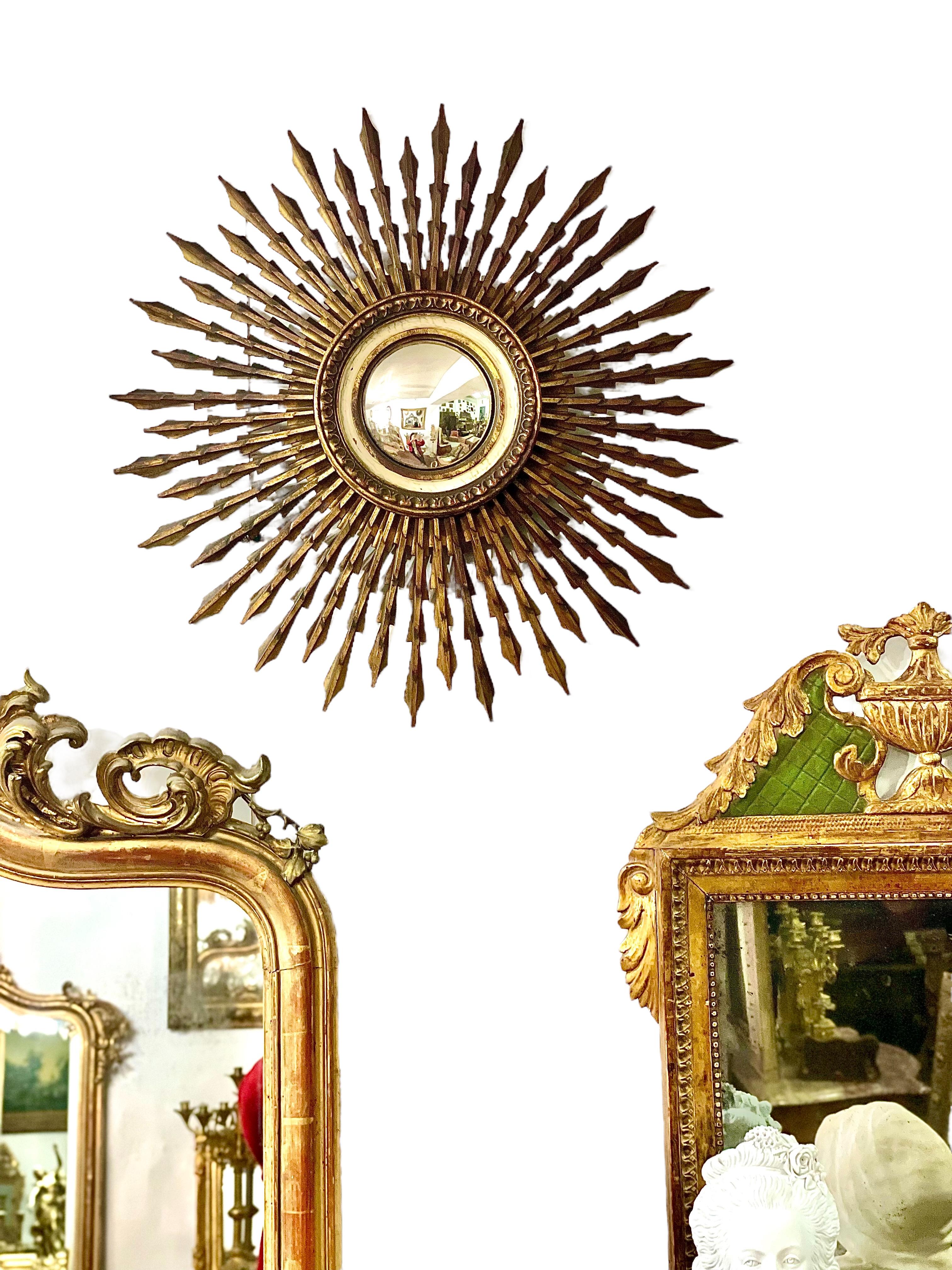 Großer Sunburst-Spiegel mit konvexer Platte (Vergoldetes Holz) im Angebot