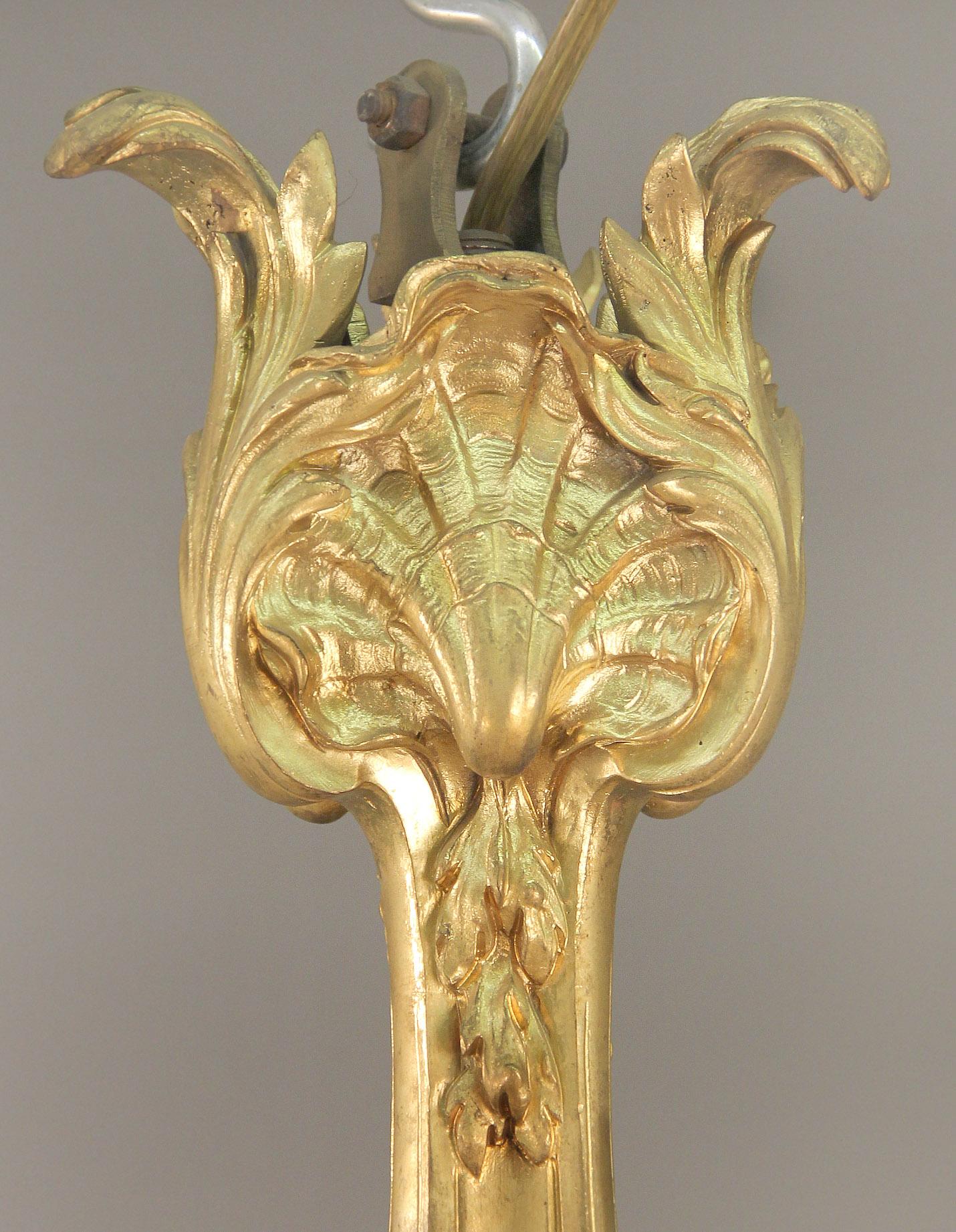Belle Époque Intéressant lustre à neuf lumières en bronze doré du début du 20e siècle en vente