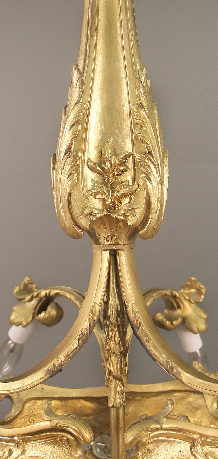 Français Intéressant lustre à neuf lumières en bronze doré du début du 20e siècle en vente
