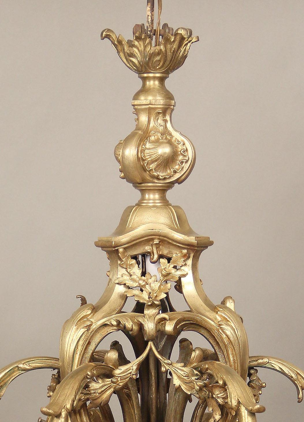 Belle Époque Intéressant lustre à six lumières en bronze doré du début du 20e siècle en vente