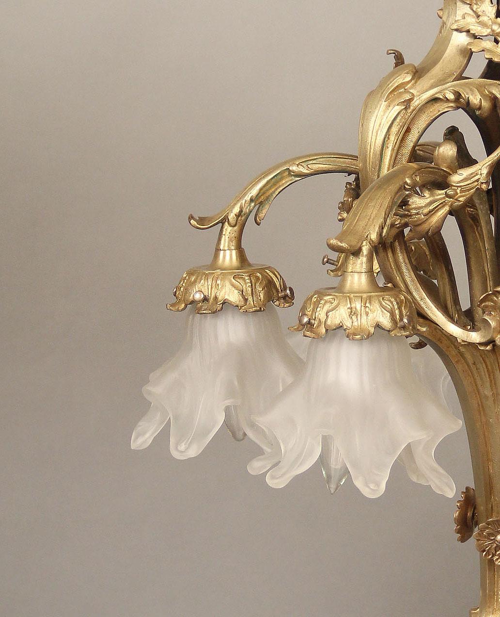 Doré Intéressant lustre à six lumières en bronze doré du début du 20e siècle en vente