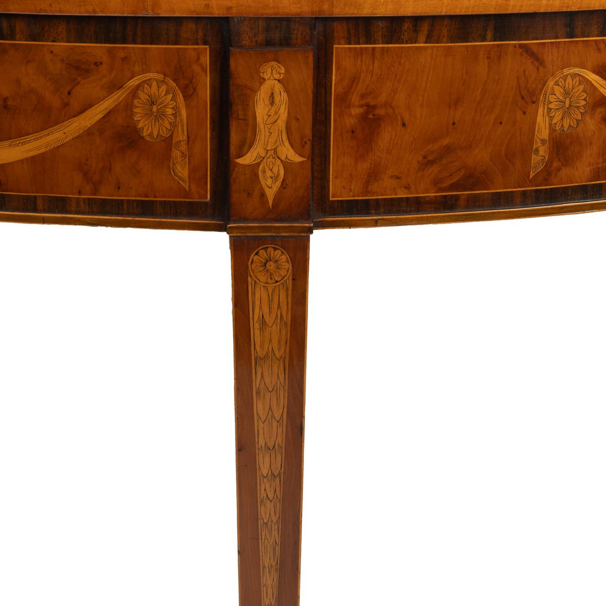 Intéressante table d'appoint en marqueterie de bois d'if de George III, fermement attribuée à Ince et Mayhew. Le plateau démilune est principalement plaqué de loupe d'if et incrusté d'un éventail de bois de satin et de bois de lièvre rayonnant,