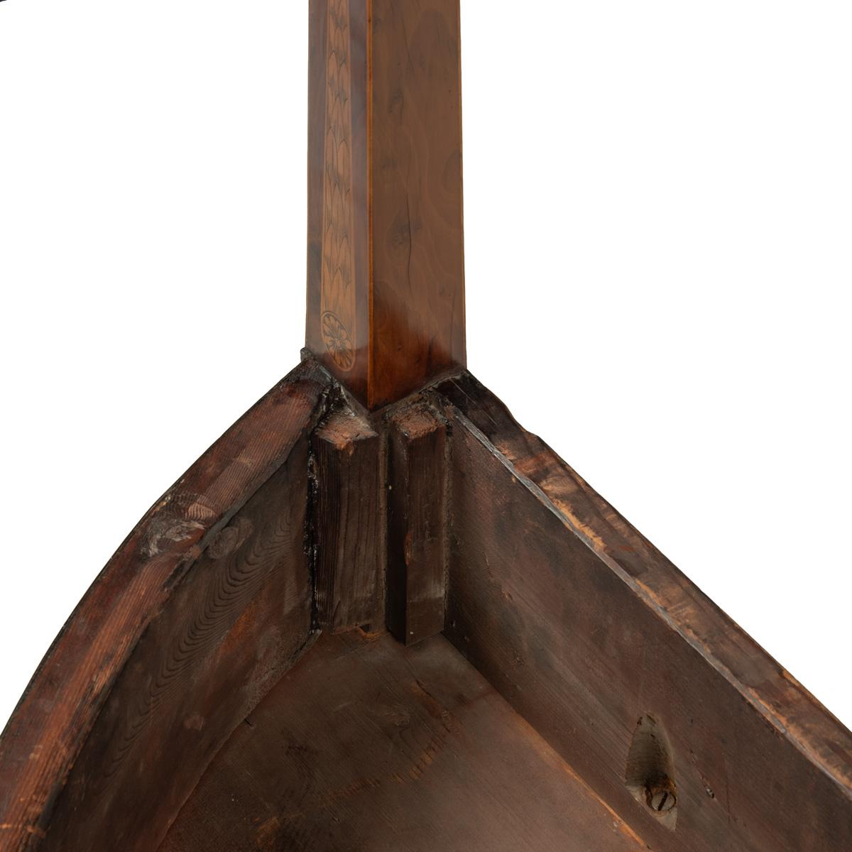 Anglais Une intéressante table d'appoint en marqueterie de bois d'if de style George III, fermement attribuée à In en vente