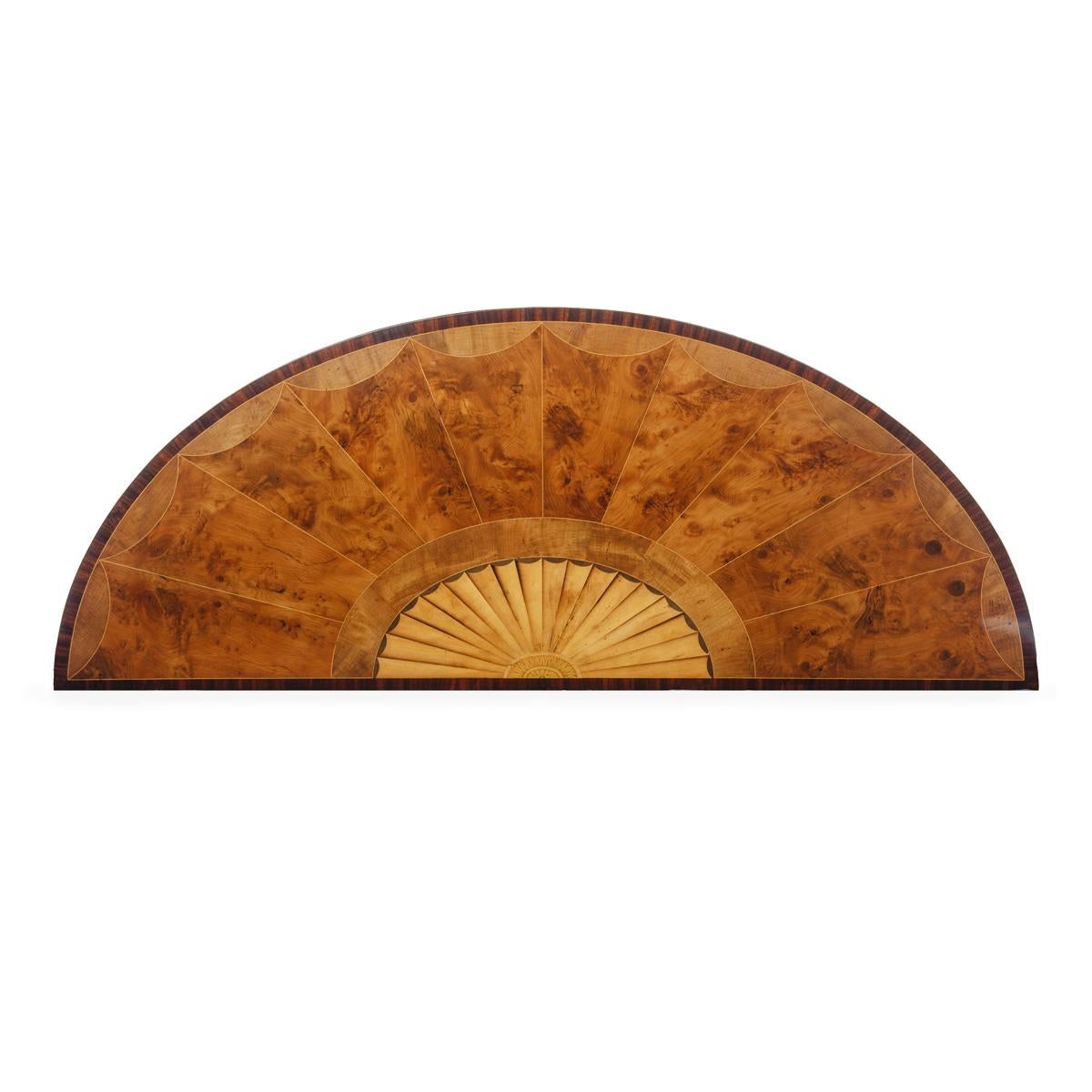 XVIIIe siècle Une intéressante table d'appoint en marqueterie de bois d'if de style George III, fermement attribuée à In en vente