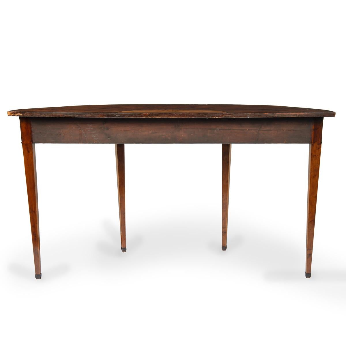If Une intéressante table d'appoint en marqueterie de bois d'if de style George III, fermement attribuée à In en vente