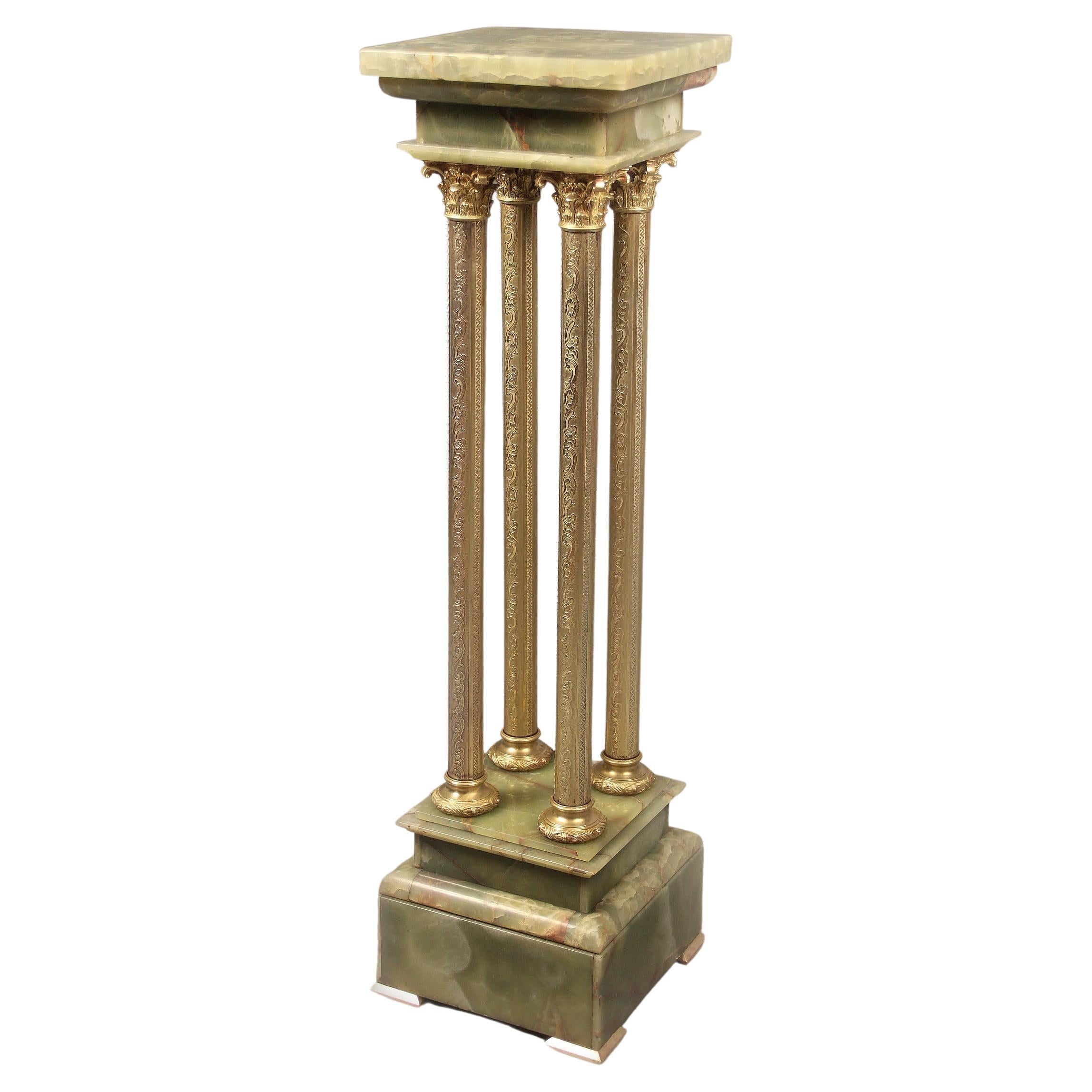 Intéressant piédestal en bronze doré et onyx de la fin du XIXe siècle