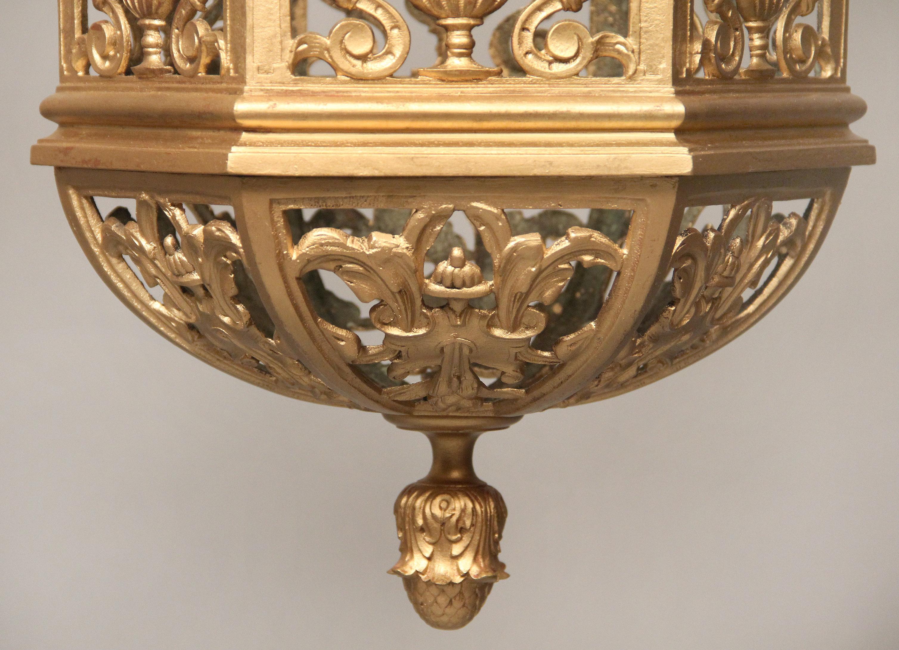 Interessante gotische Laterne aus vergoldeter Bronze und geriffeltem Glas aus dem späten 19. Jahrhundert (Vergoldet) im Angebot