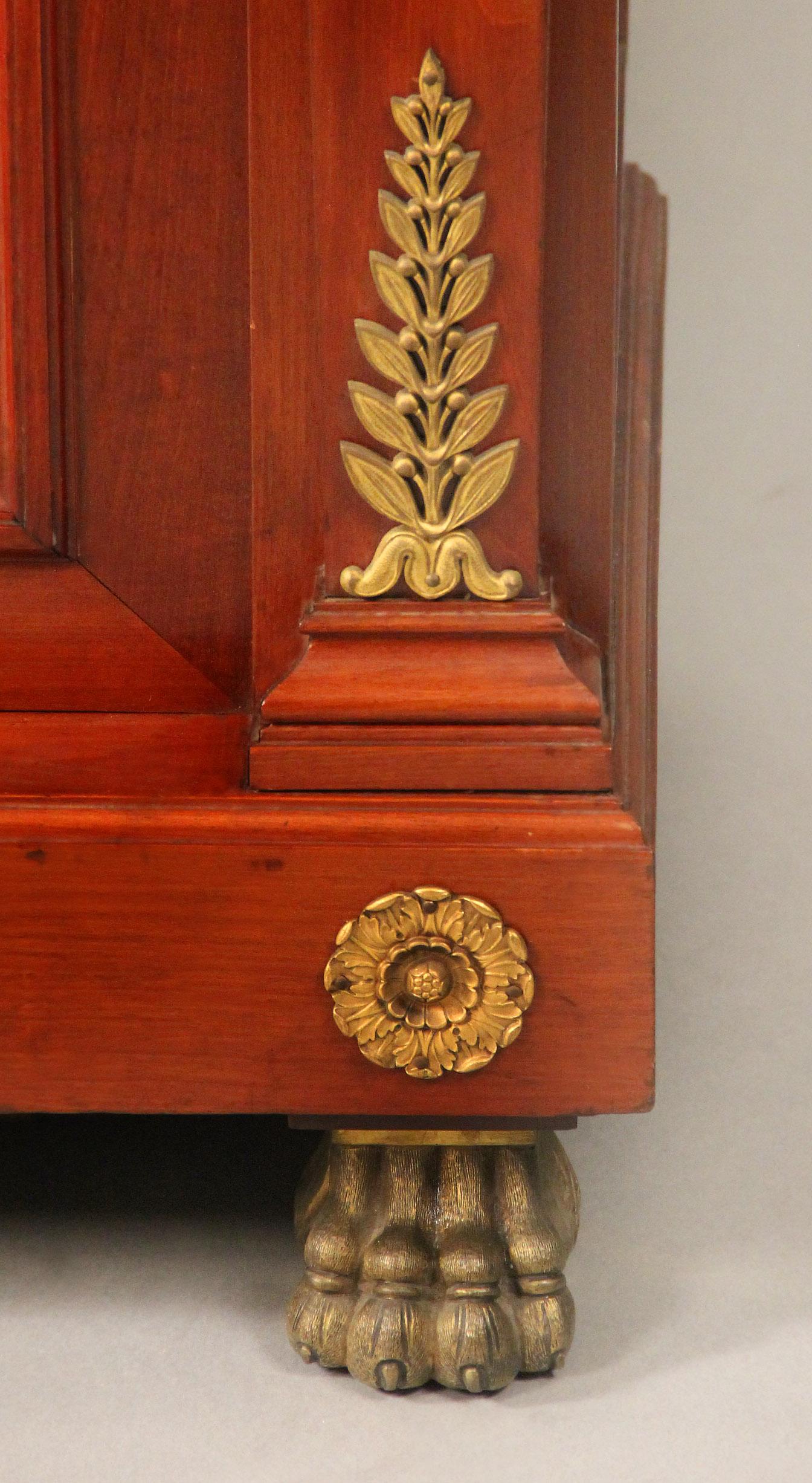 Français Intéressant meuble de rangement de style Empire monté sur bronze doré de la fin du 19ème siècle en vente