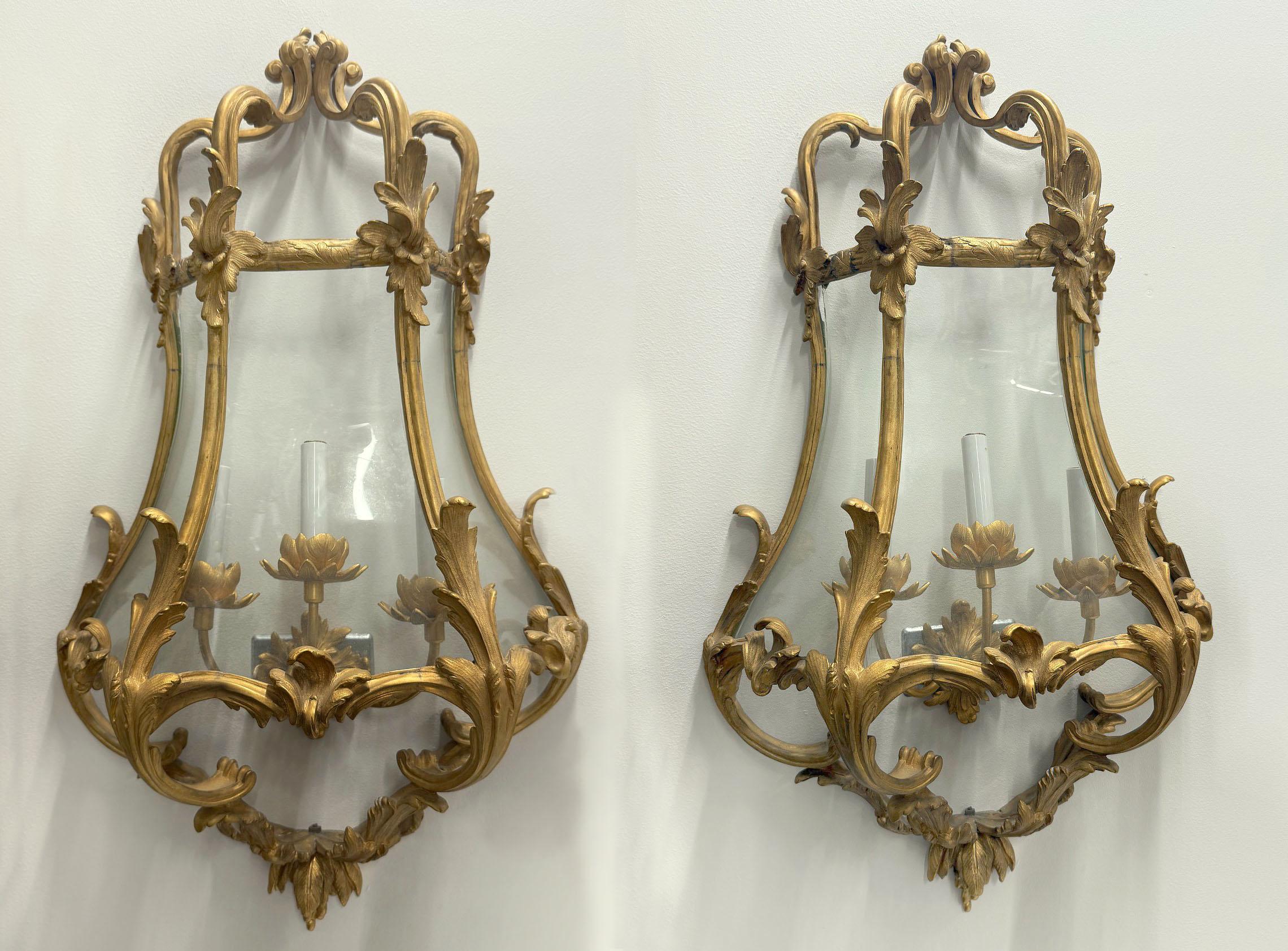 Un interesante par de candelabros de bronce dorado del siglo XX


Las tres luces florales centradas en la pared, cubiertas por una gran cubierta exterior de cristal y bronce montada con diseño de follaje.

Detalles:
Altura - 76 cm
Anchura - 46