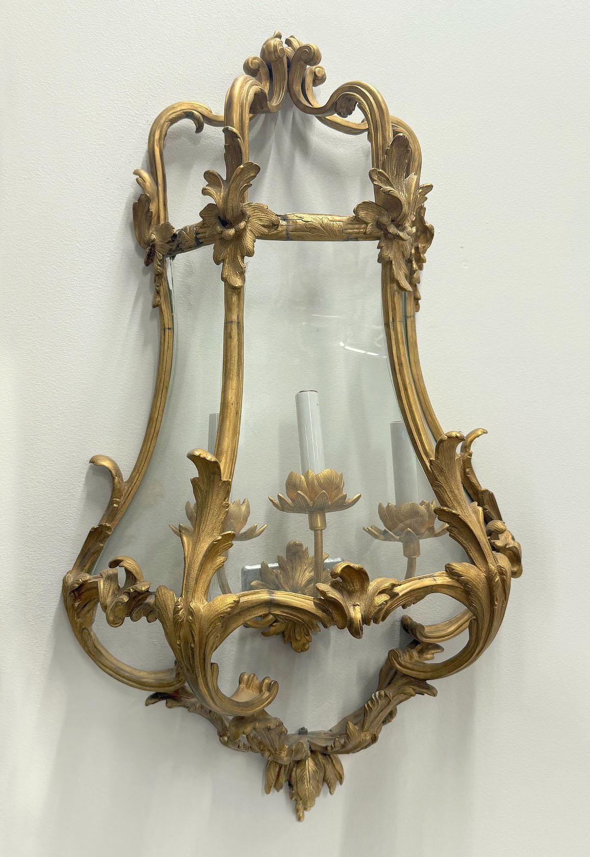 Un interesante par de candelabros de bronce dorado del siglo XX Belle Époque en venta