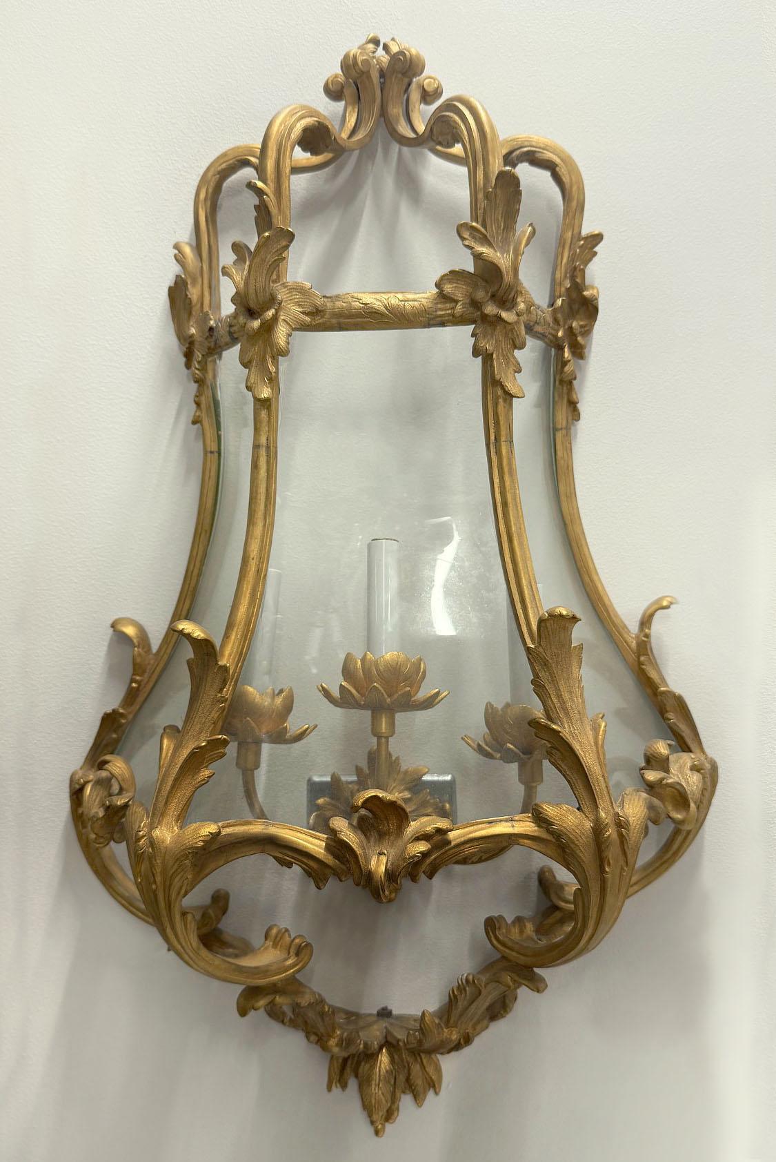 Un interesante par de candelabros de bronce dorado del siglo XX Francés en venta