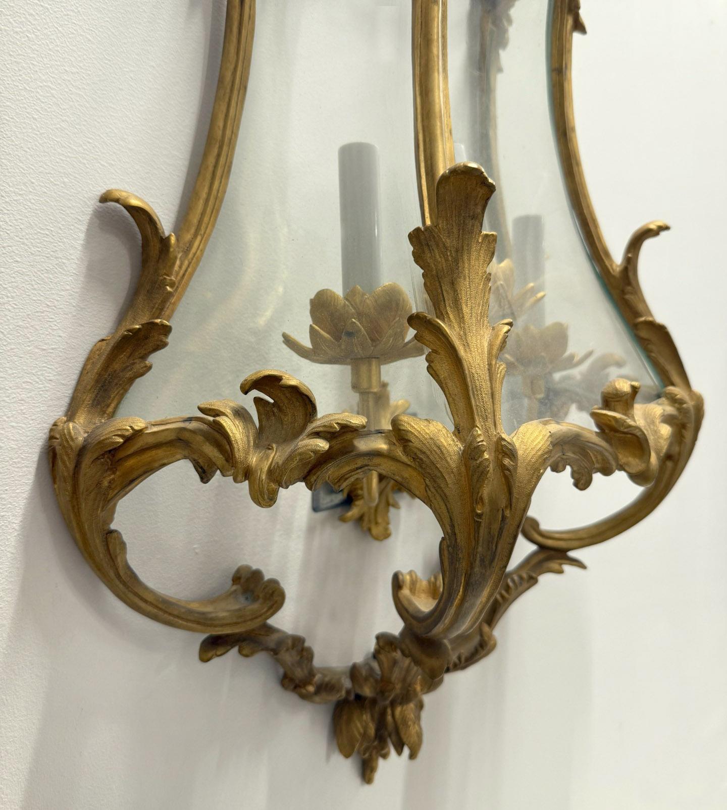Un interesante par de candelabros de bronce dorado del siglo XX Dorado en venta