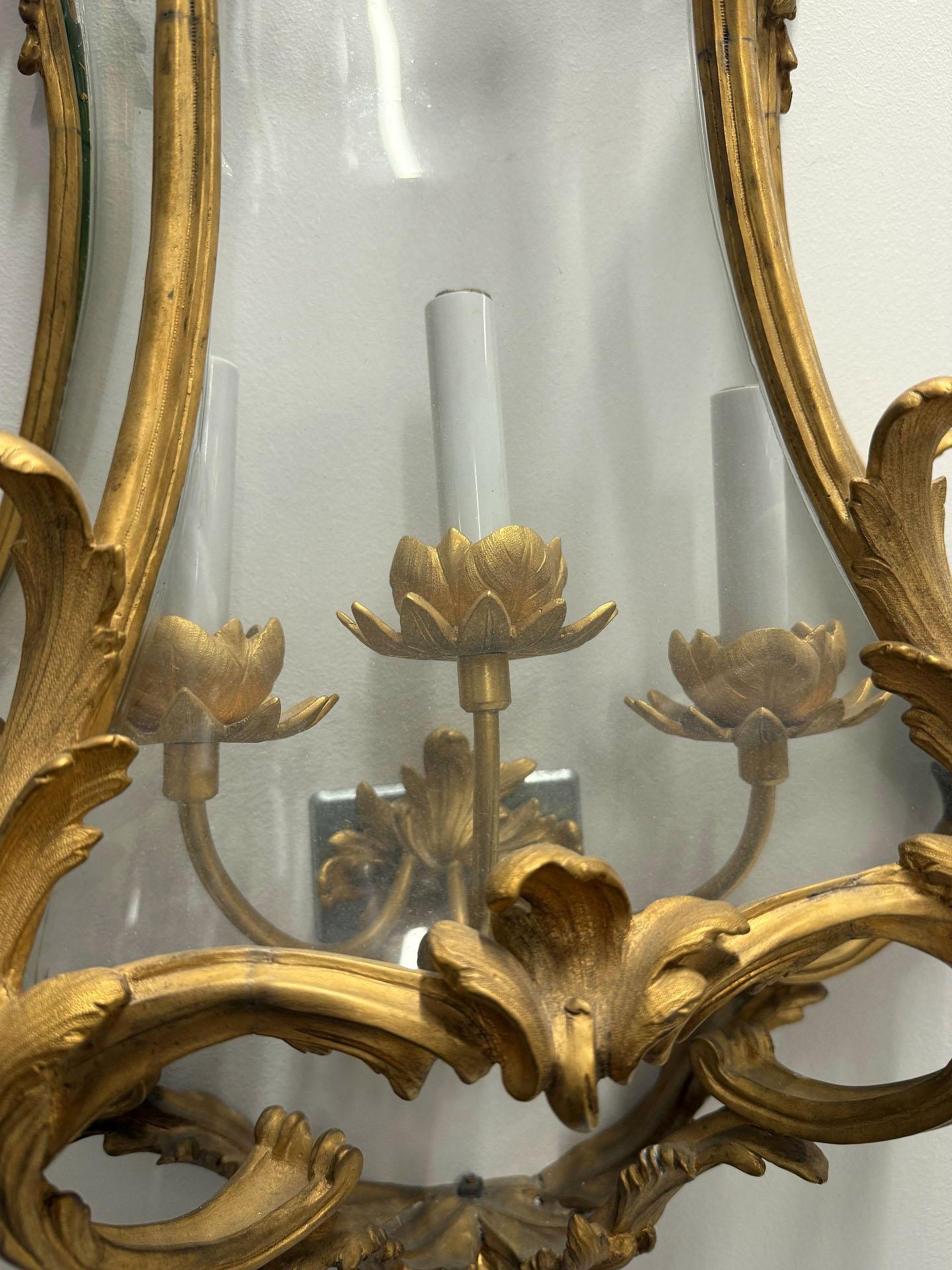 Un interesante par de candelabros de bronce dorado del siglo XX en Bueno estado para la venta en Long Island City, NY