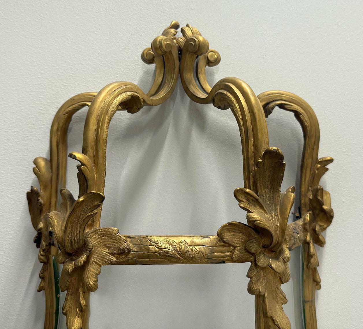 Un interesante par de candelabros de bronce dorado del siglo XX Bronce en venta