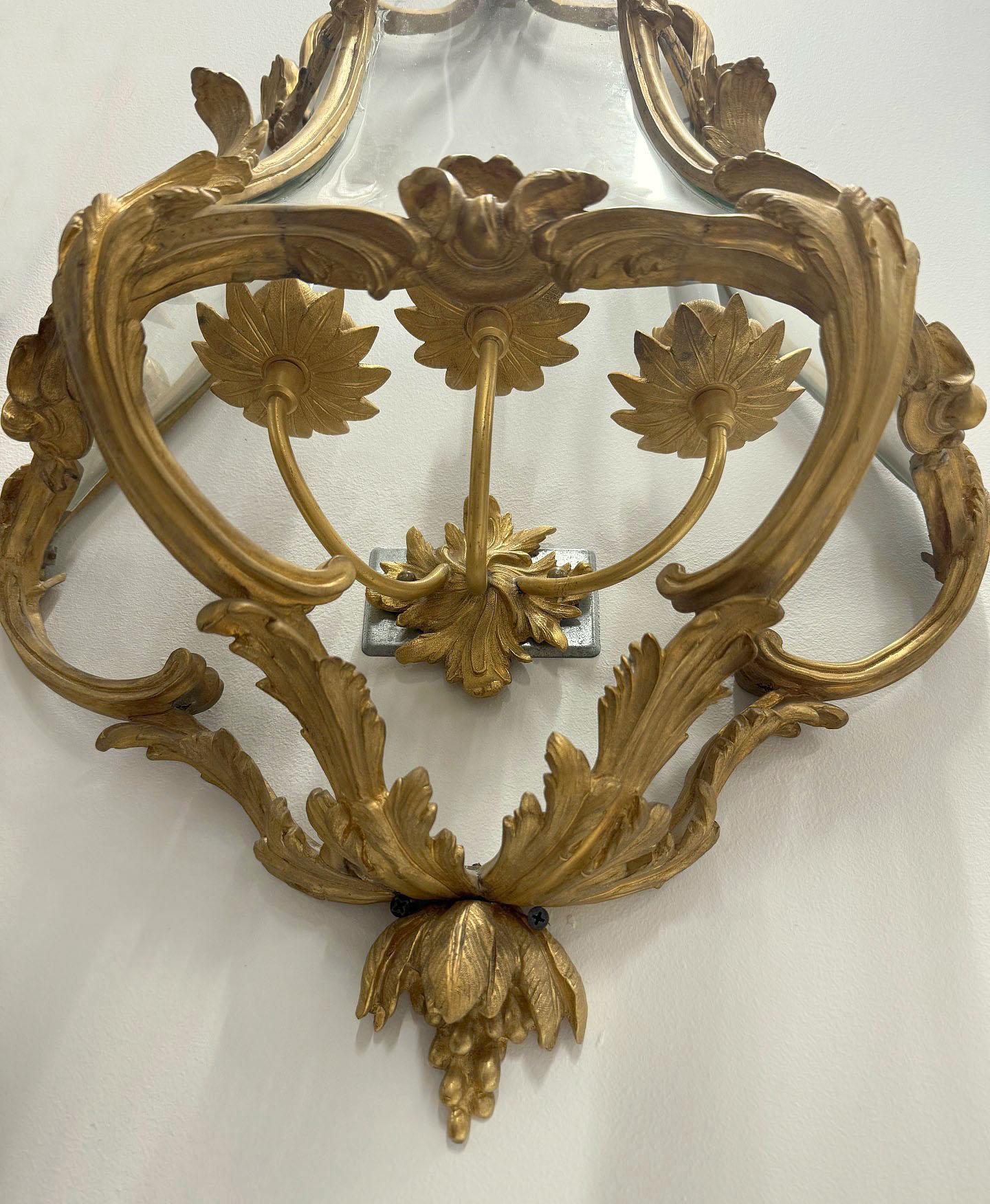 Un interesante par de candelabros de bronce dorado del siglo XX en venta 1