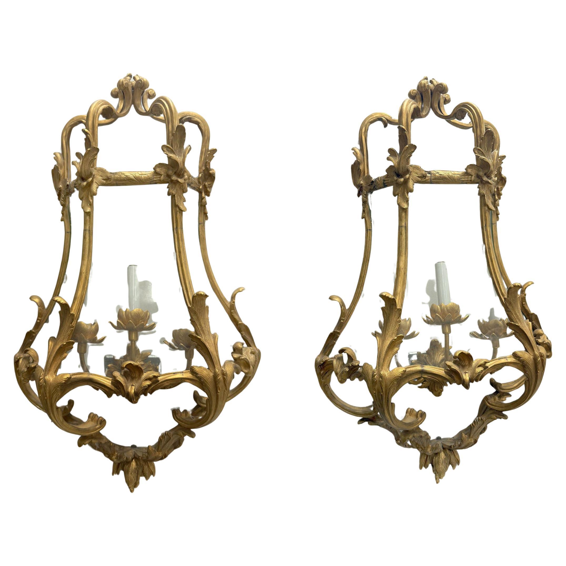 Interessante coppia di lampade in bronzo dorato del XX secolo