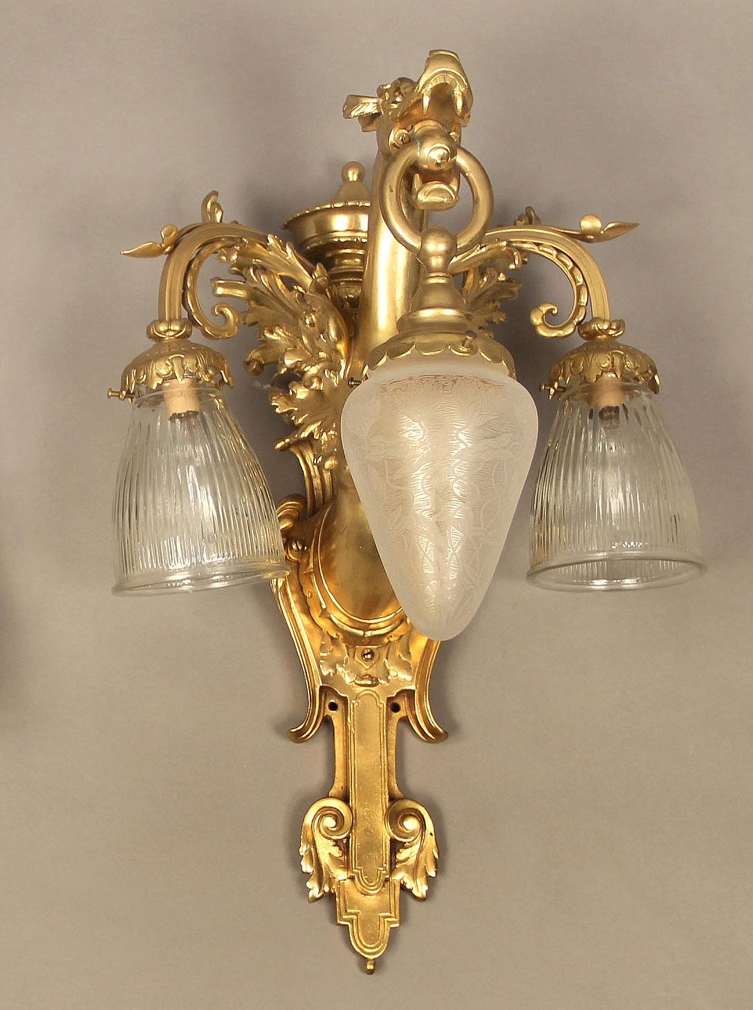 Belle Époque Paire intéressante d'appliques à trois lumières en bronze doré représentant des dragons, fin du XIXe siècle en vente