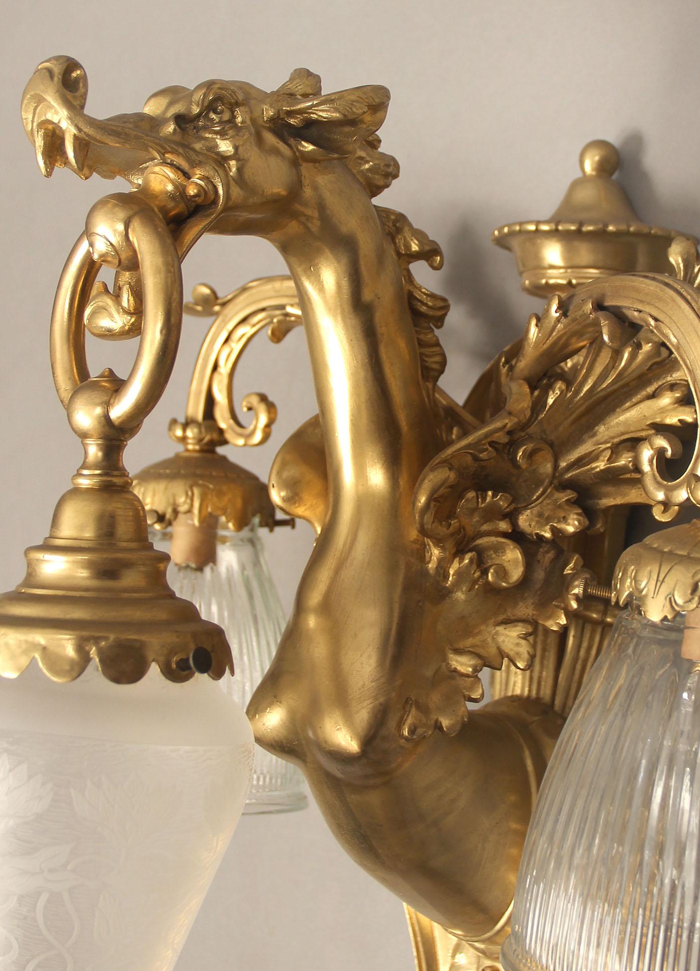 Français Paire intéressante d'appliques à trois lumières en bronze doré représentant des dragons, fin du XIXe siècle en vente